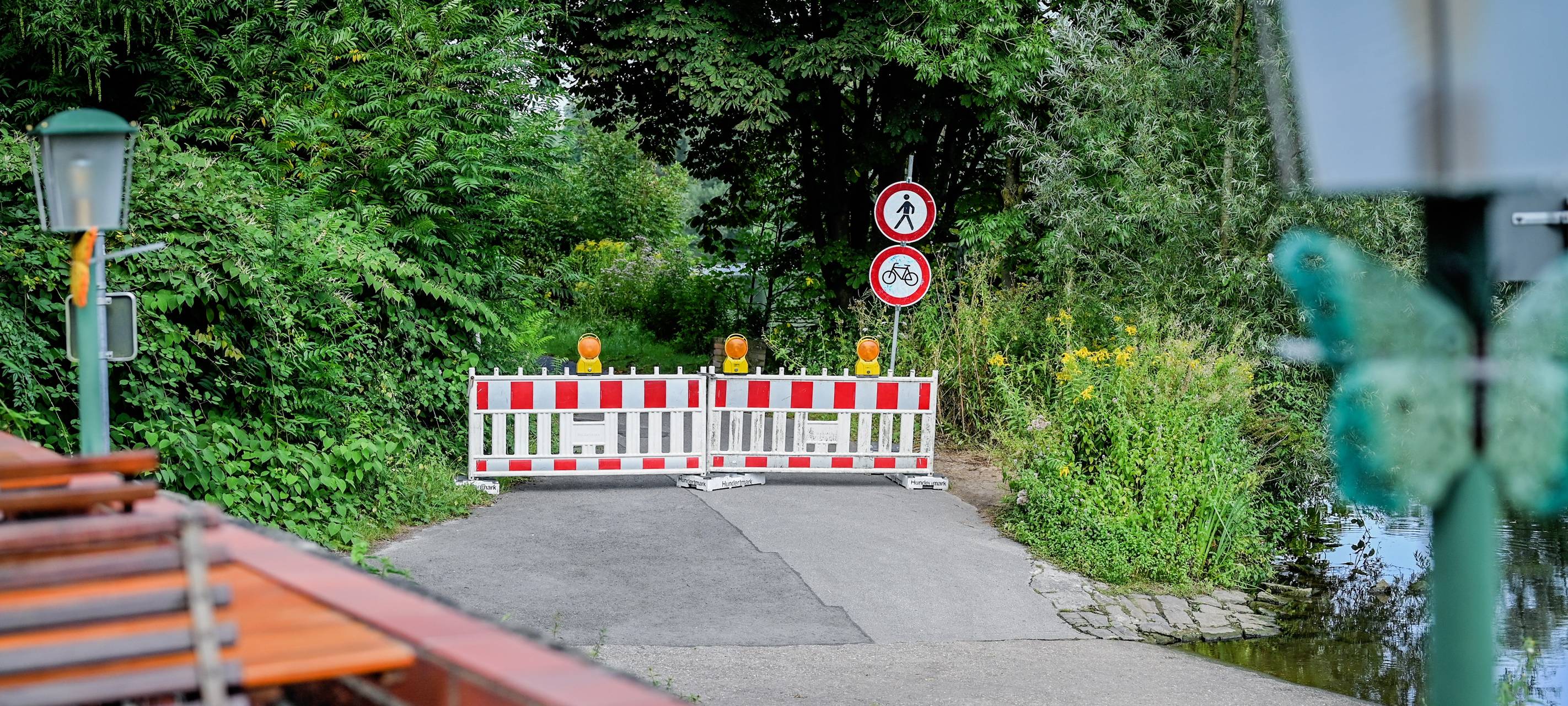 Der gesperrte Raduferweg am Donnerstag, den 15. August 2024 nähe der roten Mühle. Der Ruhrradweg ist im Bereich Heisinger Aue / Rote Mühle gesperrt