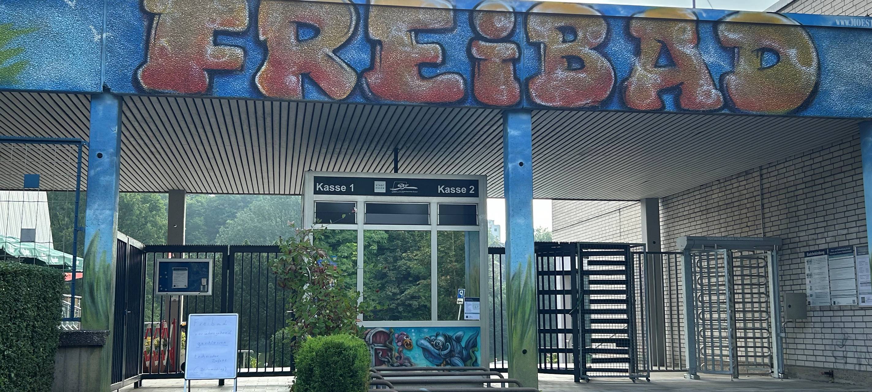 Blitzeinschlag in Essen - Schwimmbad mit größeren Schäden