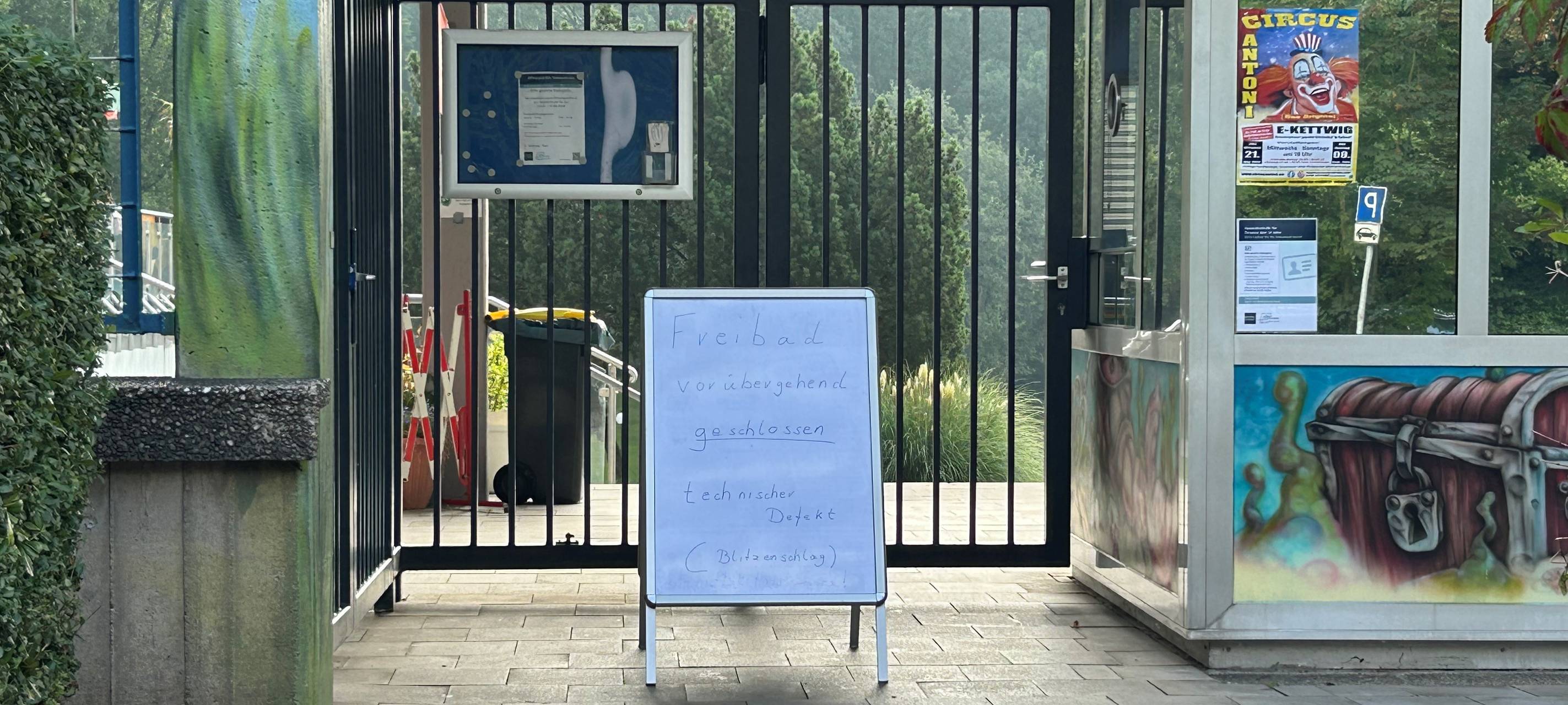 Blitzeinschlag in Essen - Schwimmbad mit größeren Schäden