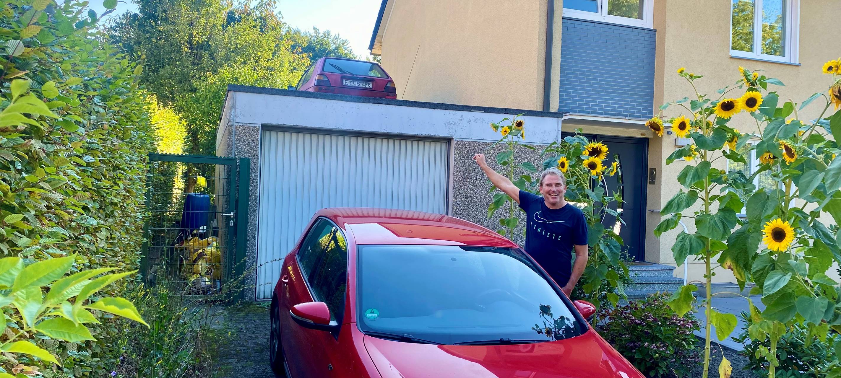 In Essen steht ein VW Golf auf dem Garagendach