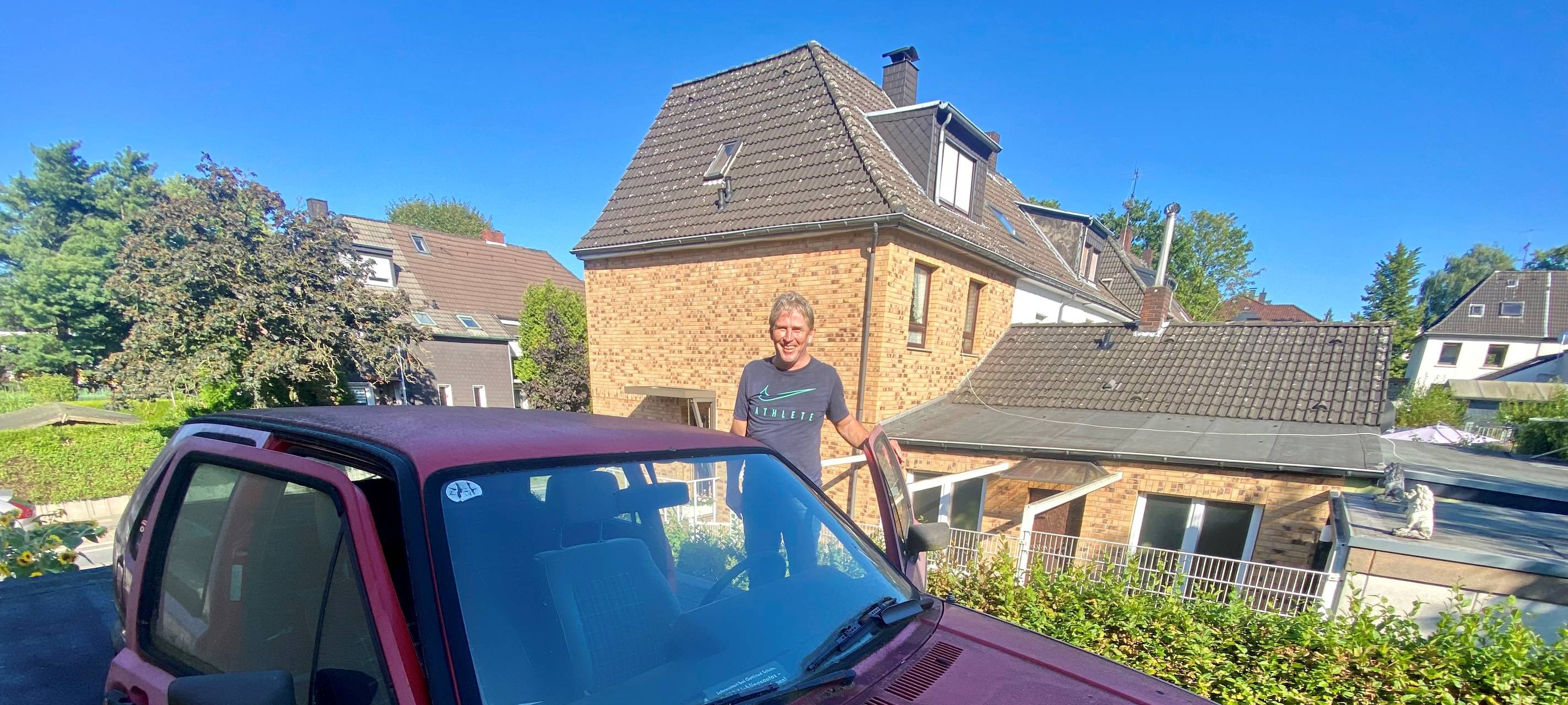 In Essen steht ein VW Golf auf dem Garagendach