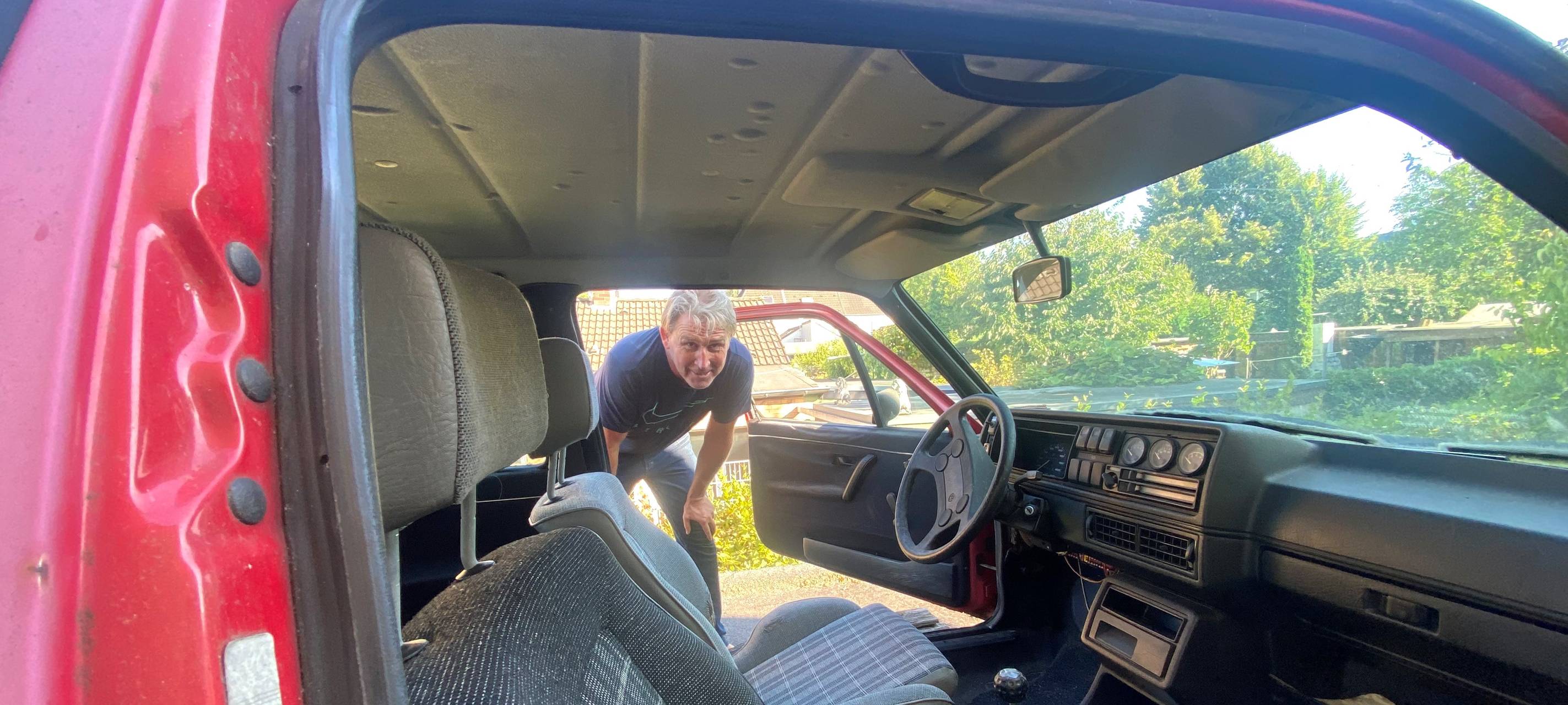 In Essen steht ein VW Golf auf dem Garagendach