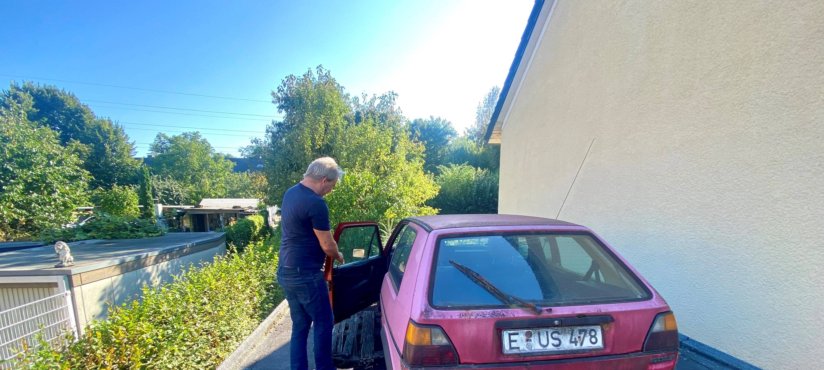 In Essen steht ein VW Golf auf dem Garagendach