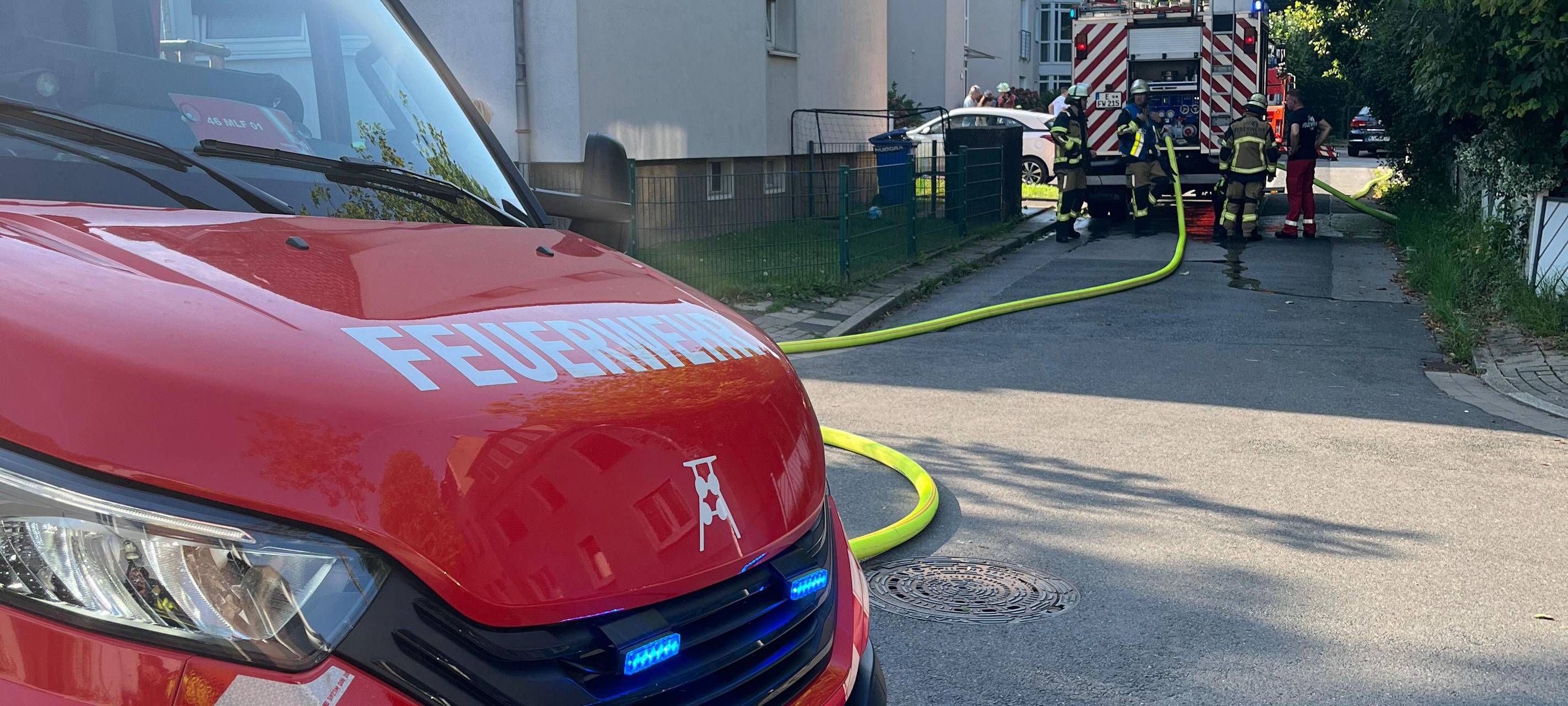 Brand in Essen: Menschen flüchten aus Mehrfamilienhaus