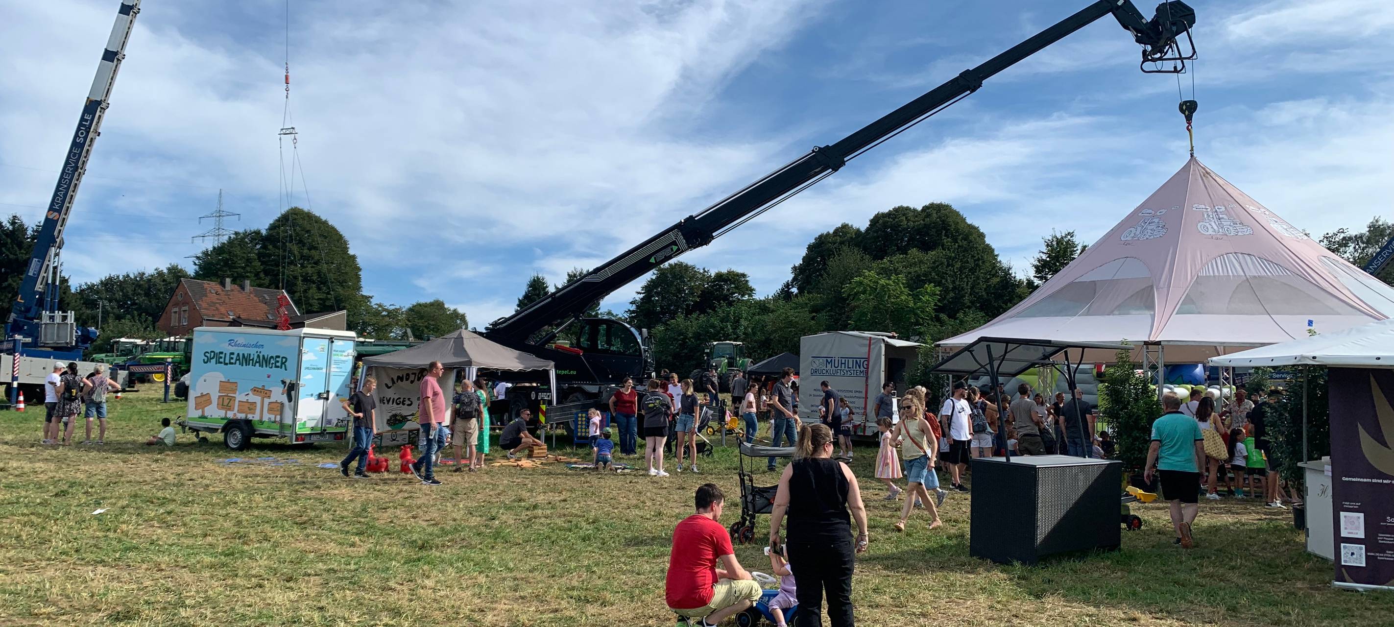 Spendenaktion in Essen mit Tauziehen - Mensch gegen Trecker