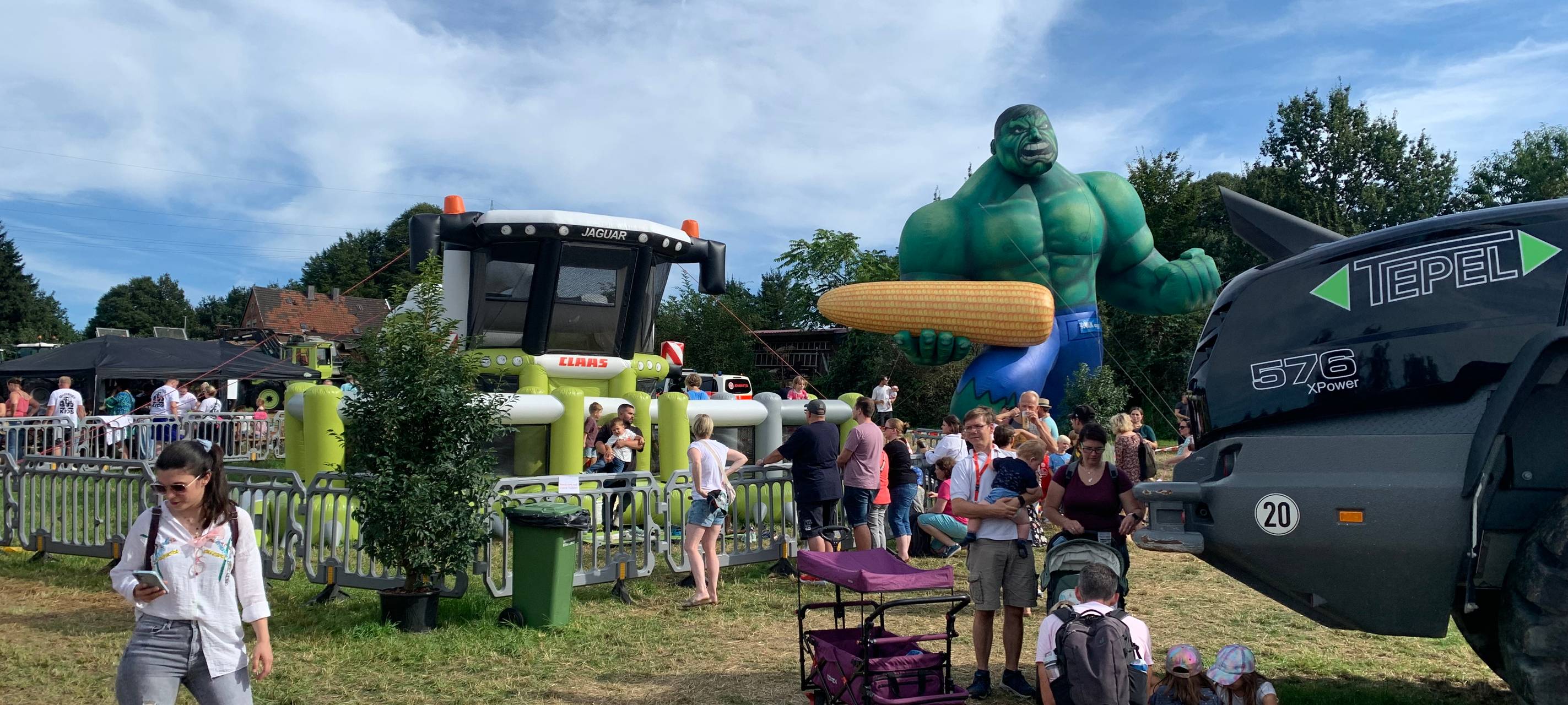 Spendenaktion in Essen mit Tauziehen - Mensch gegen Trecker