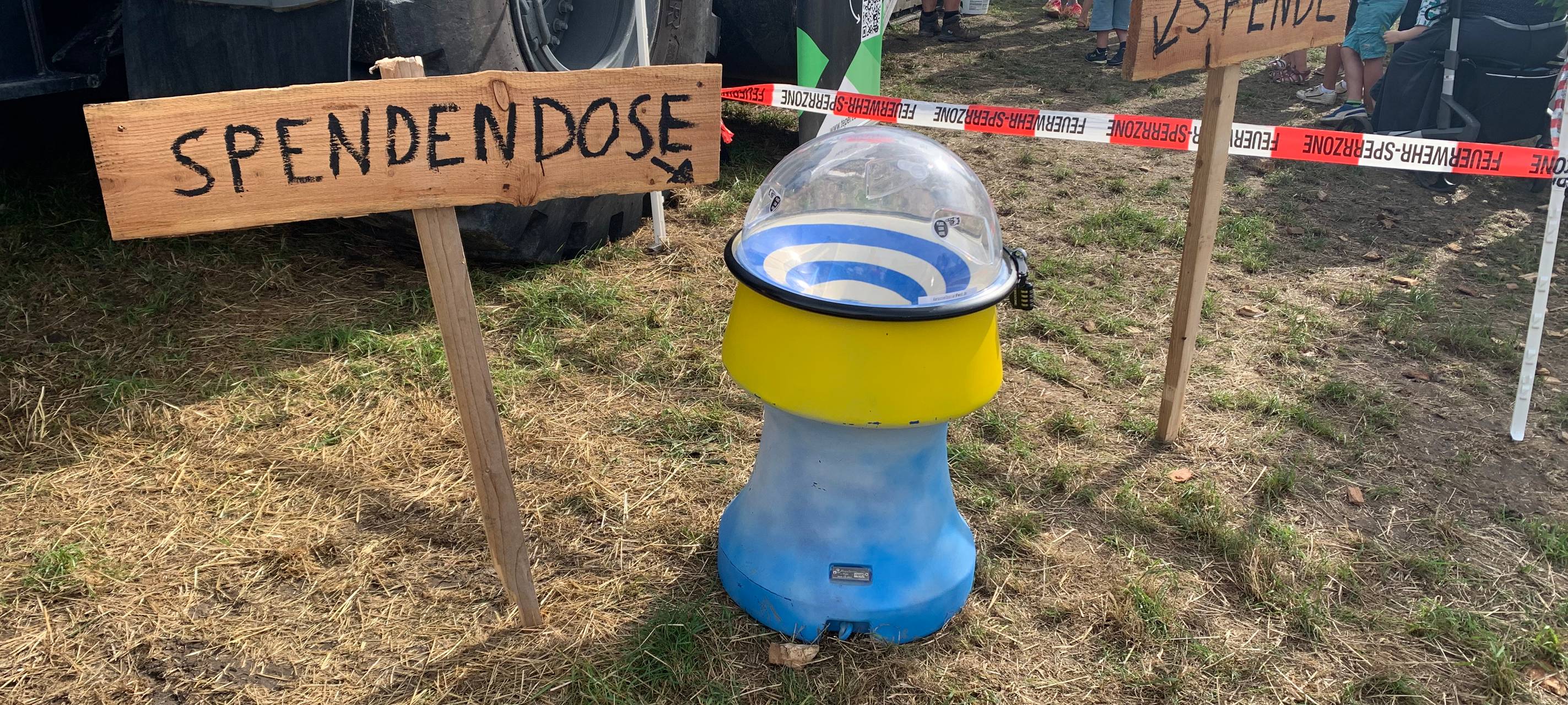 Spendenaktion in Essen mit Tauziehen - Mensch gegen Trecker