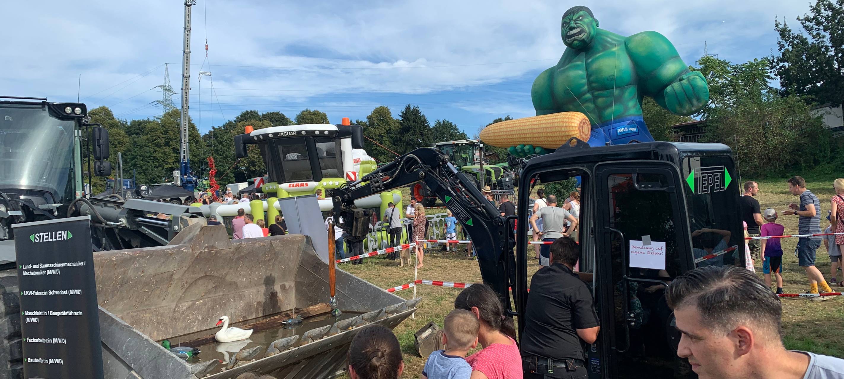 Spendenaktion in Essen mit Tauziehen - Mensch gegen Trecker