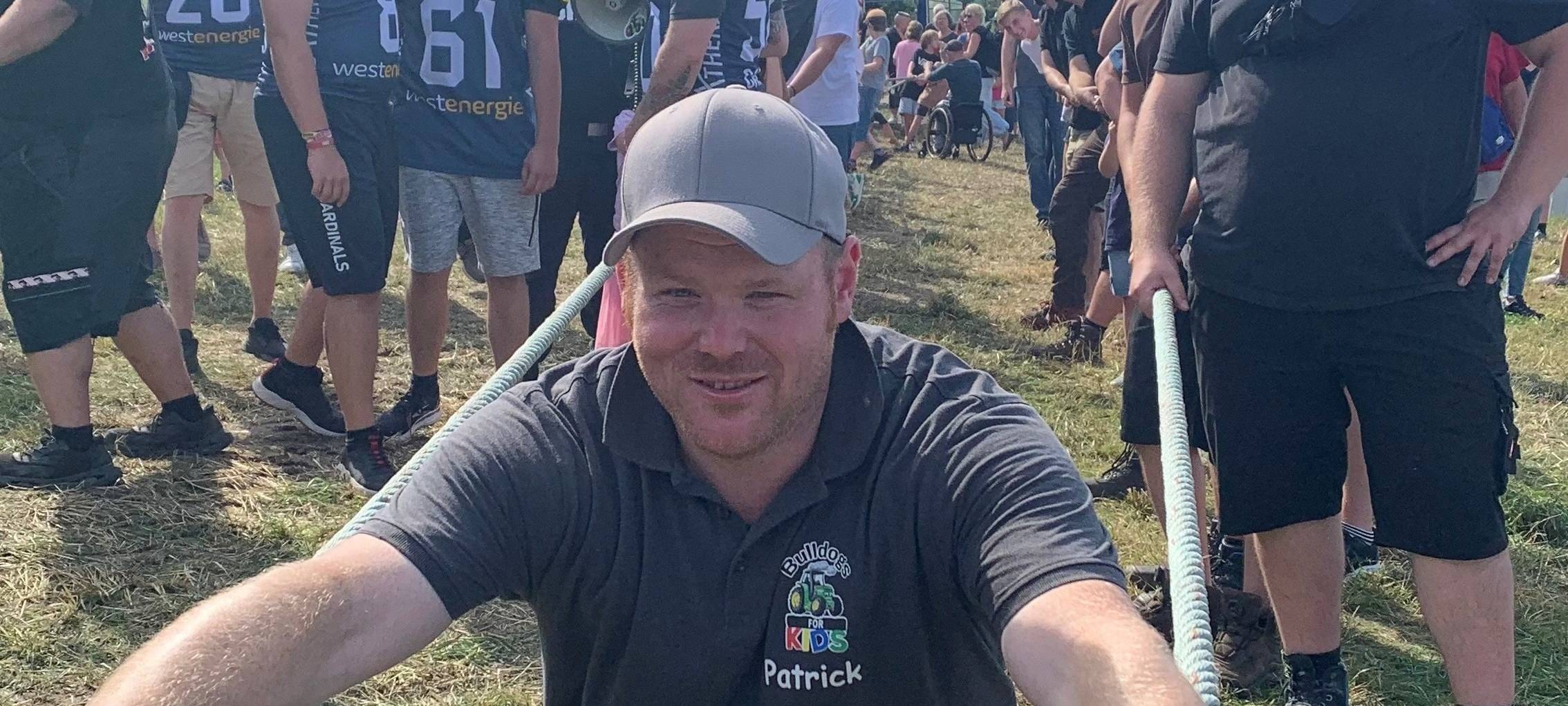 Spendenaktion in Essen mit Tauziehen - Mensch gegen Trecker