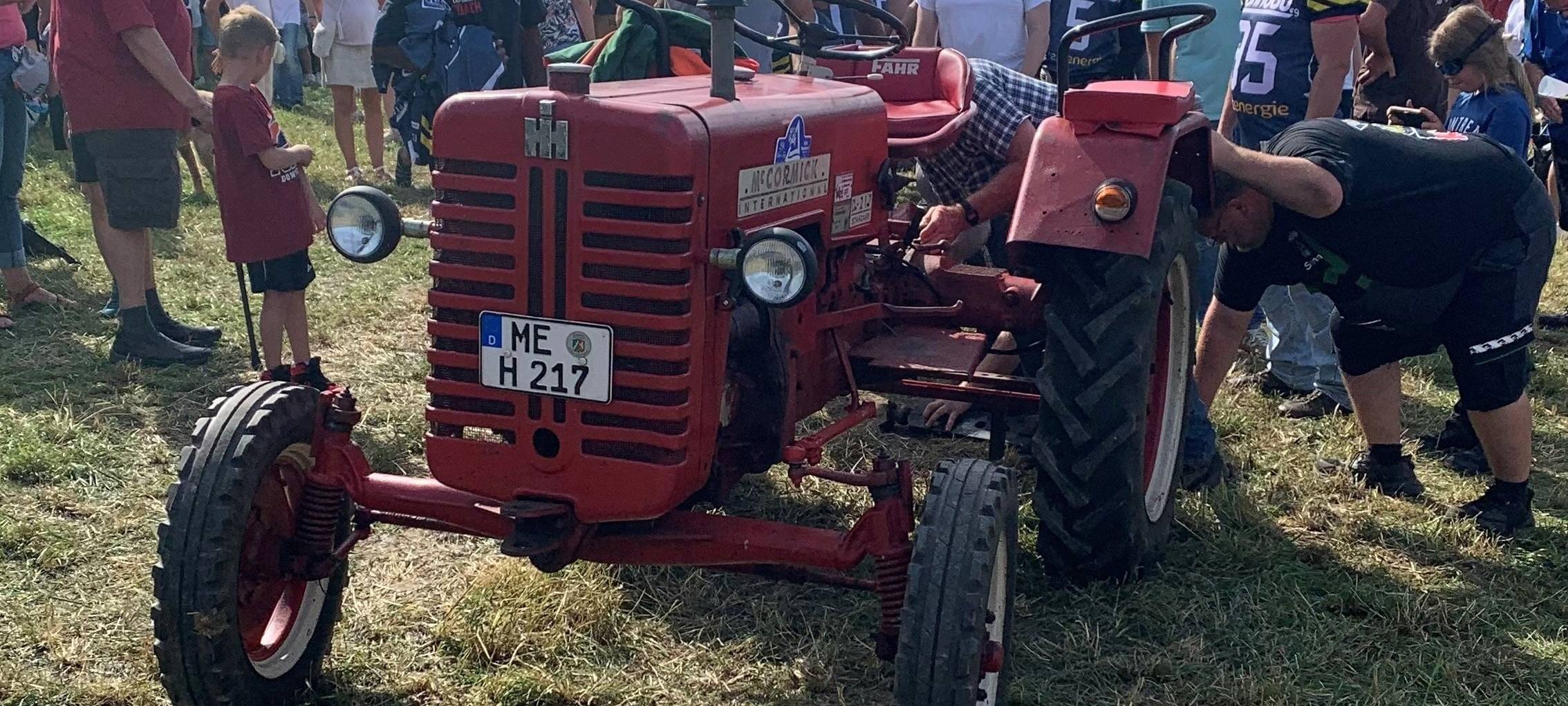Spendenaktion in Essen mit Tauziehen - Mensch gegen Trecker