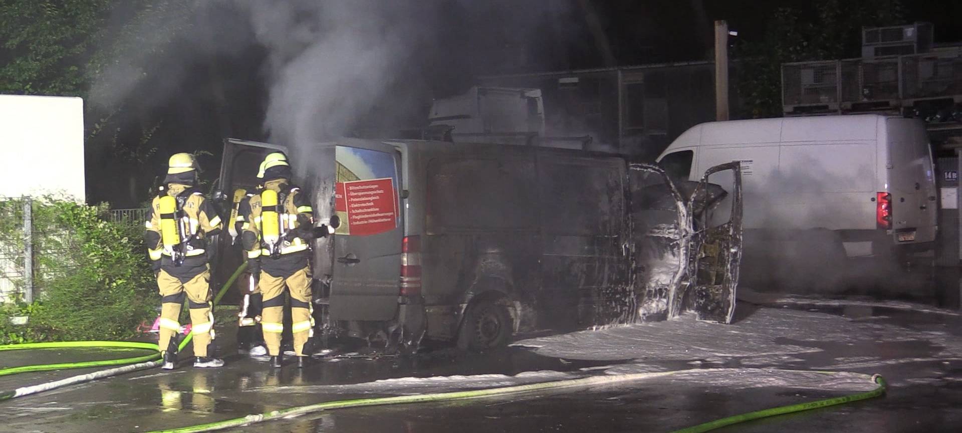 Feuerwehr Essen muss brennenden Sprinter löschen