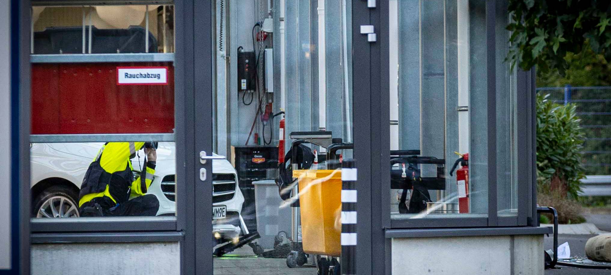 Unfall in Waschanlage in Essen: Mitarbeiter von Auto erfasst