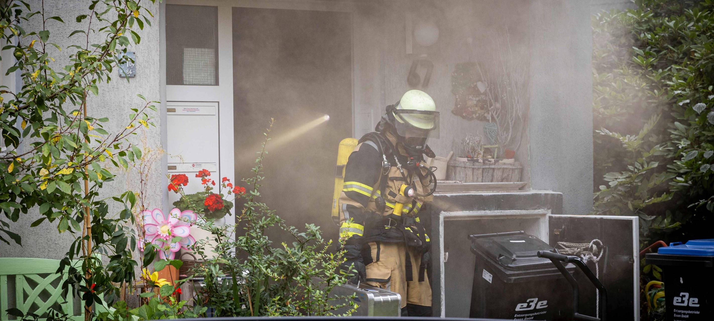 Brand in Essen: Feuerwehr rettet Person über Drehleiter