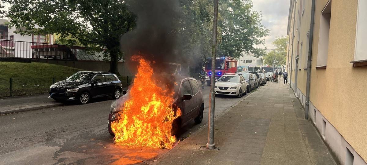 Auto brennt in Essen-Frohnhausen
