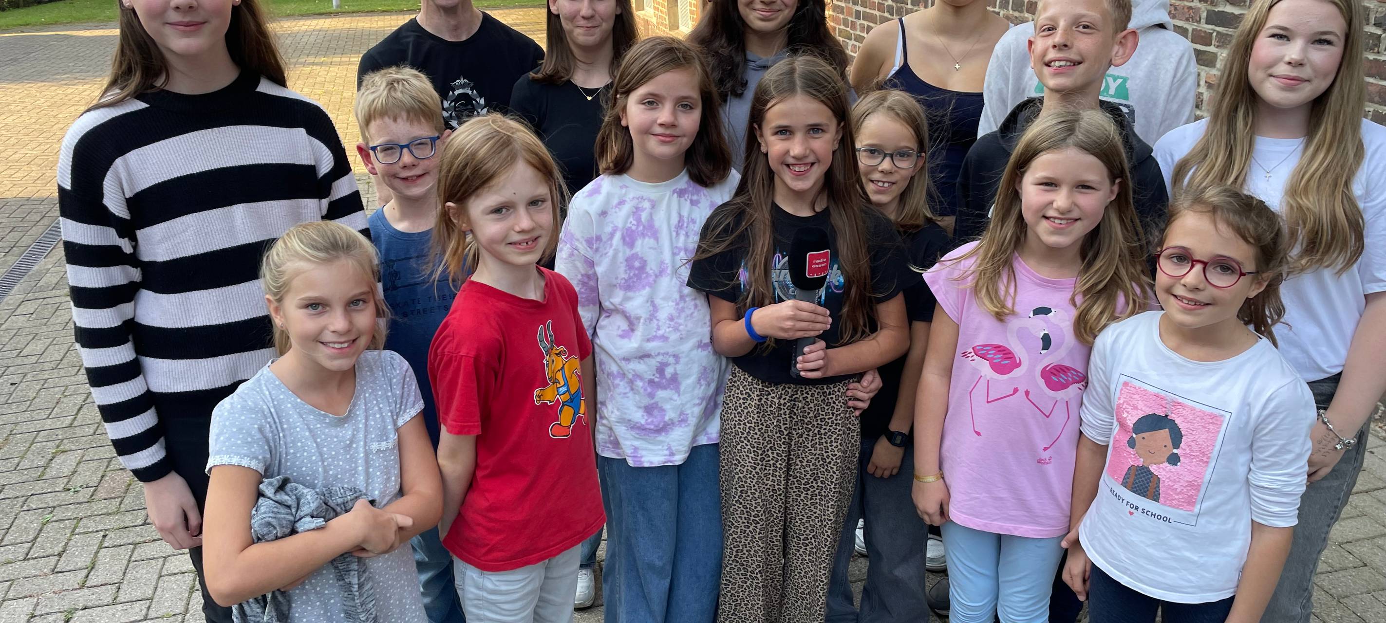 Kinderchor aus Essen singt Nationalhymne beim Football