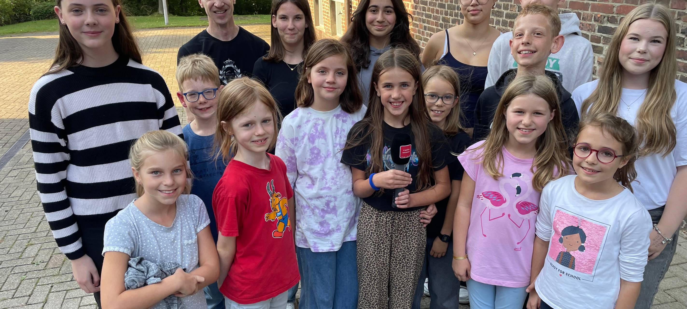 Kinderchor aus Essen singt Nationalhymne beim Football