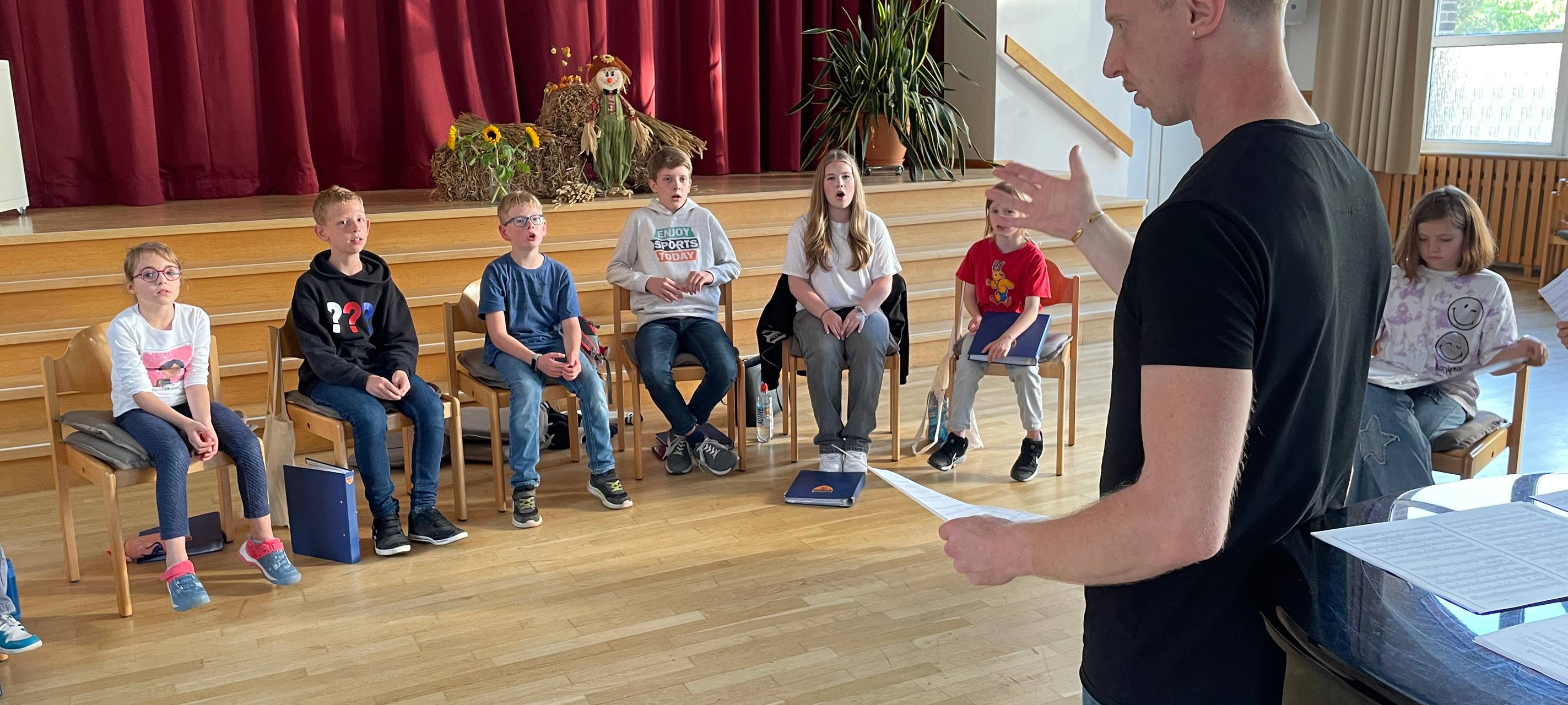 Kinderchor aus Essen singt Nationalhymne beim Football