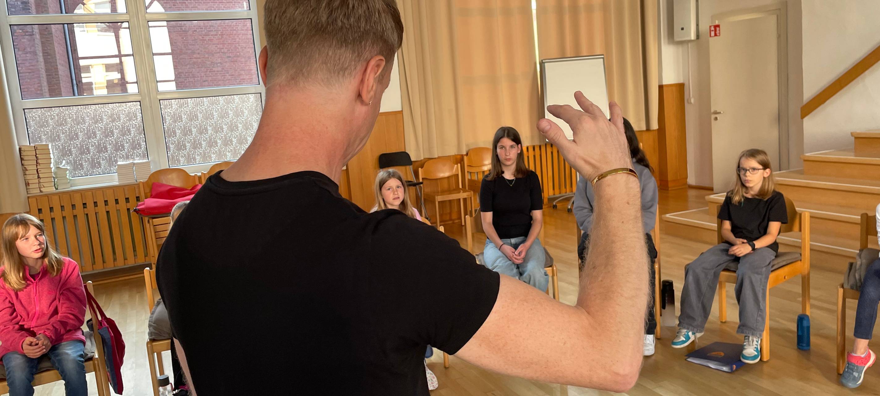 Kinderchor aus Essen singt Nationalhymne beim Football