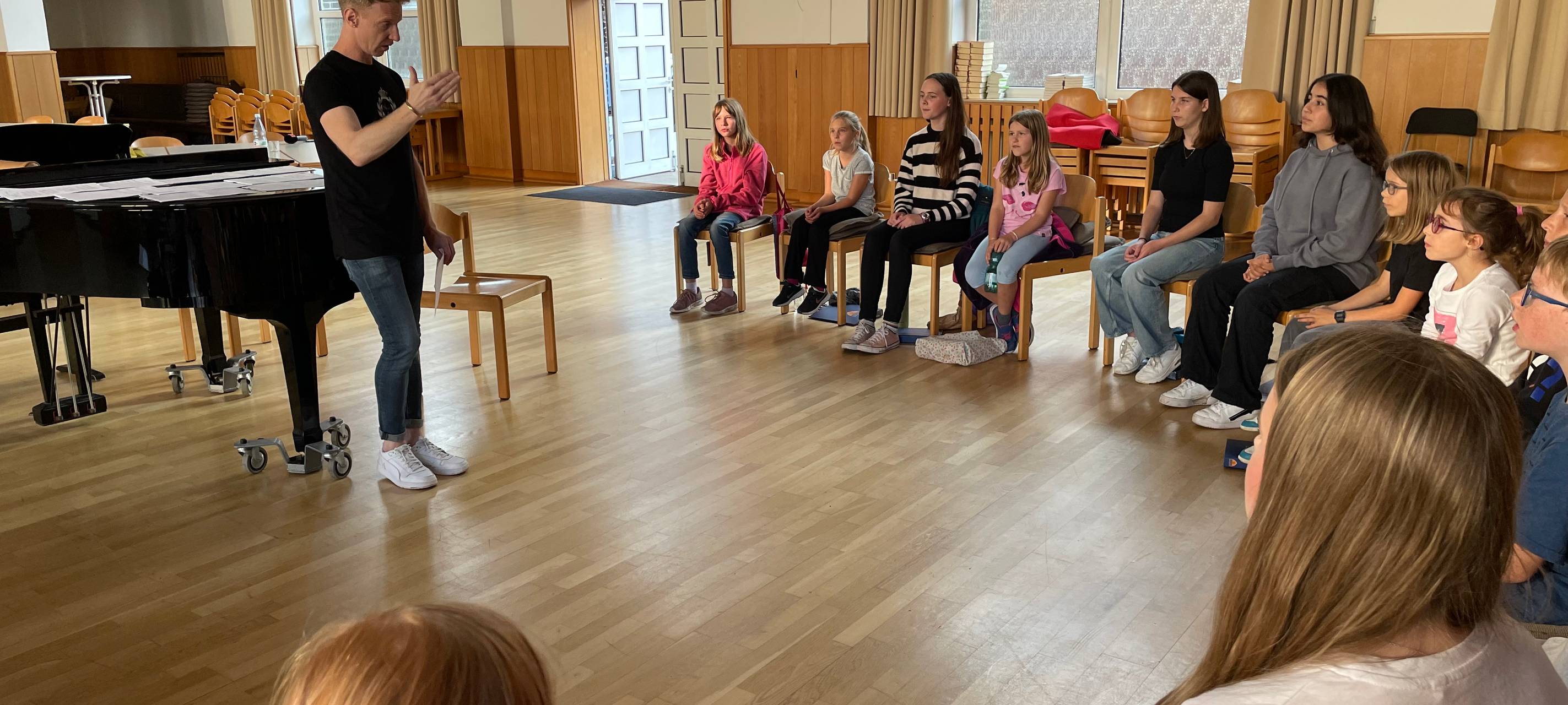 Kinderchor aus Essen singt Nationalhymne beim Football