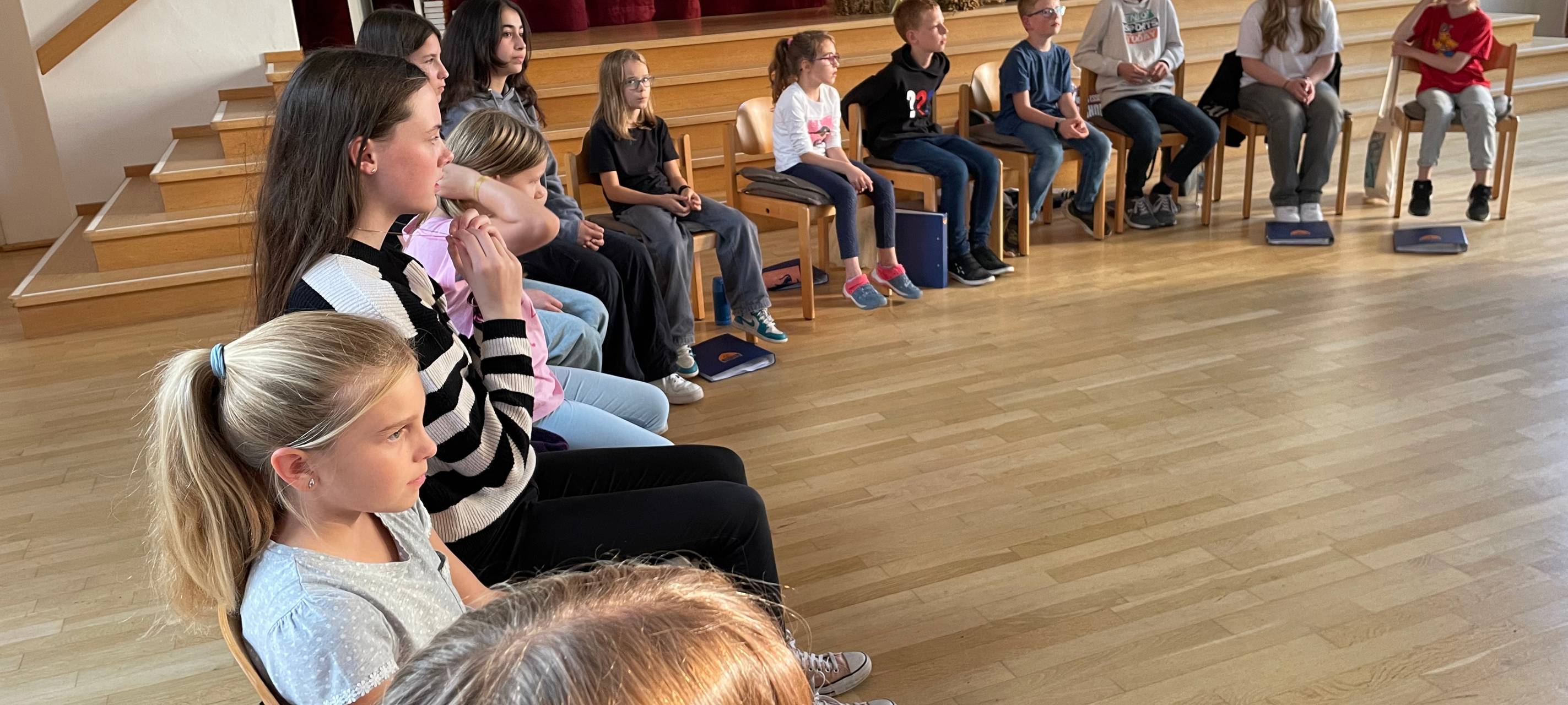 Kinderchor aus Essen singt Nationalhymne beim Football