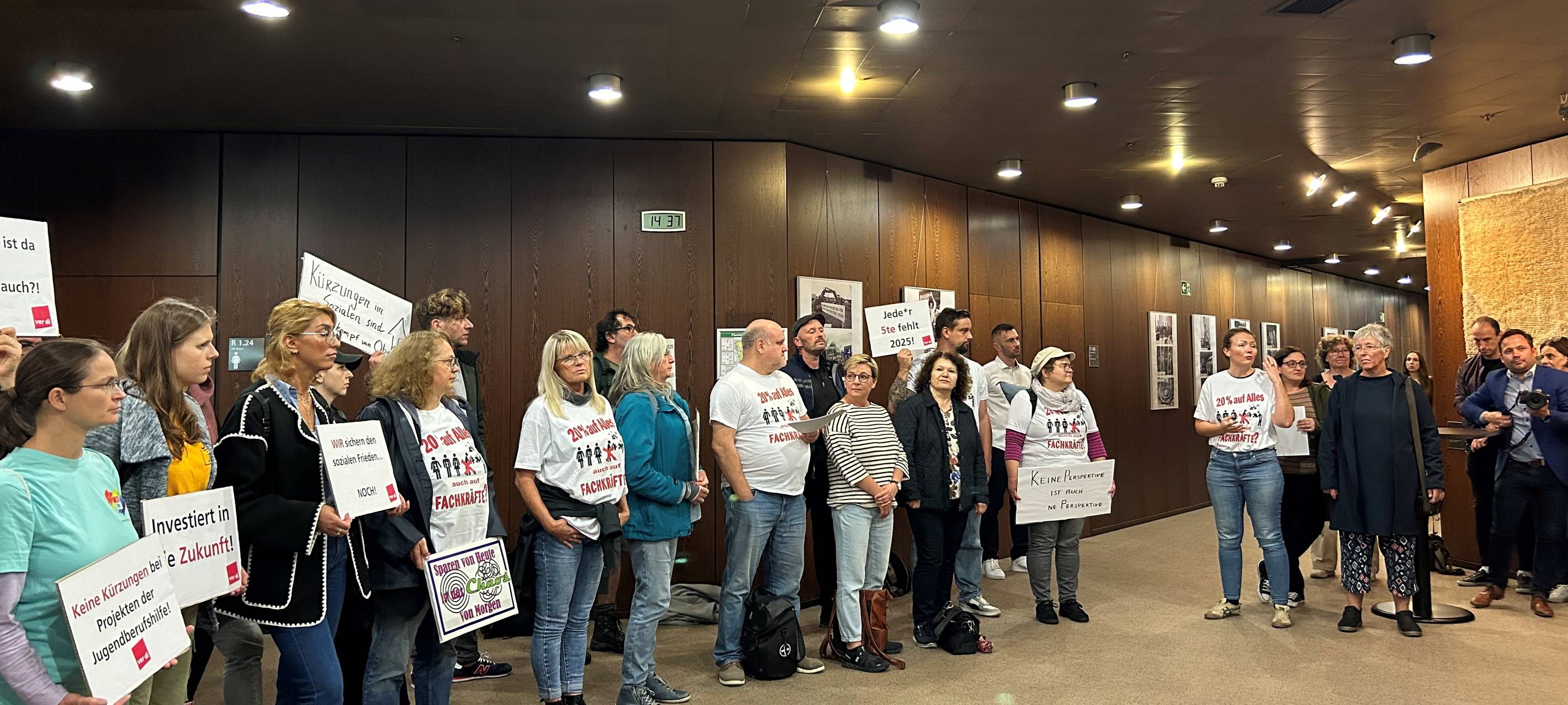 Protest in Essen bei der Jugendberufshilfe wegen Stellenabbaus