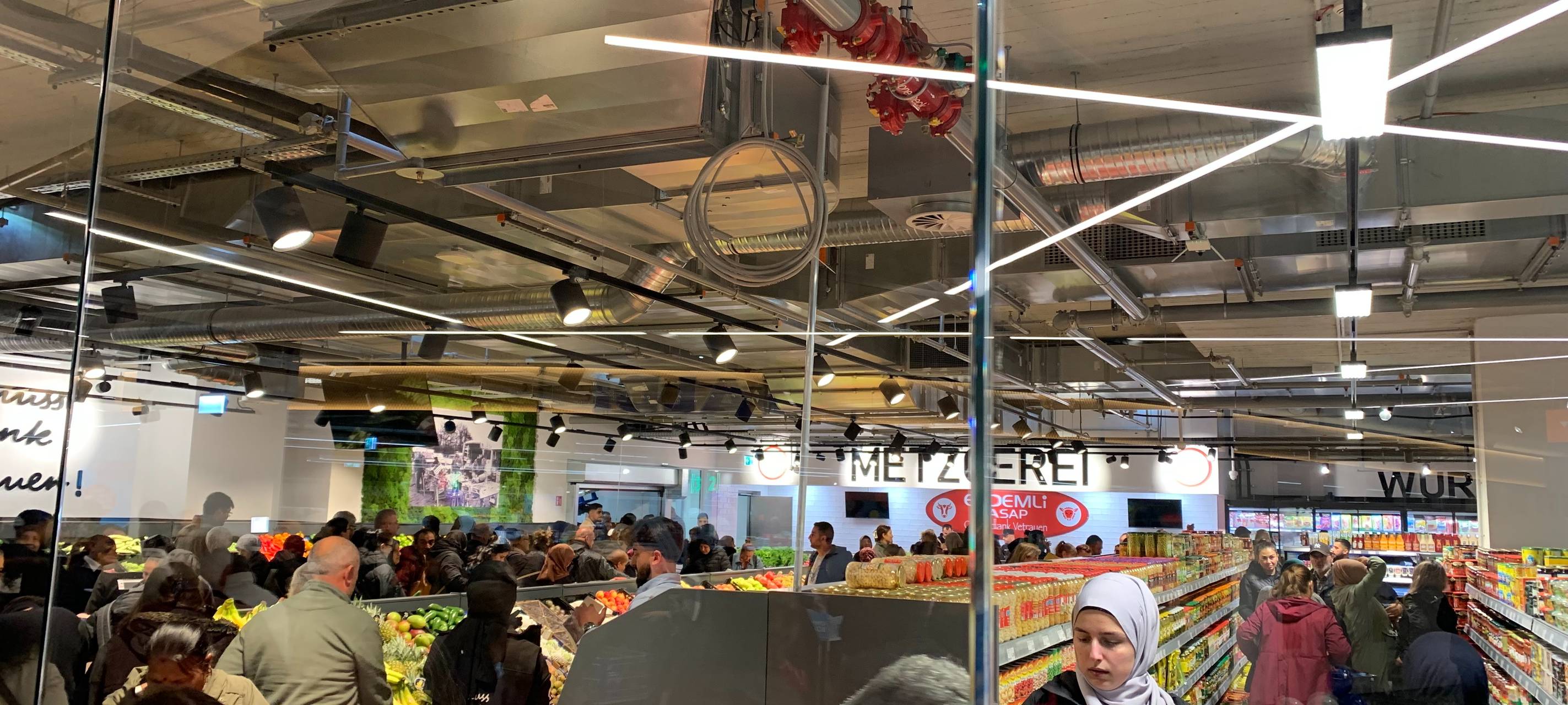 Im Königshof in Essen öffnen erste Geschäfte - großer Andrang