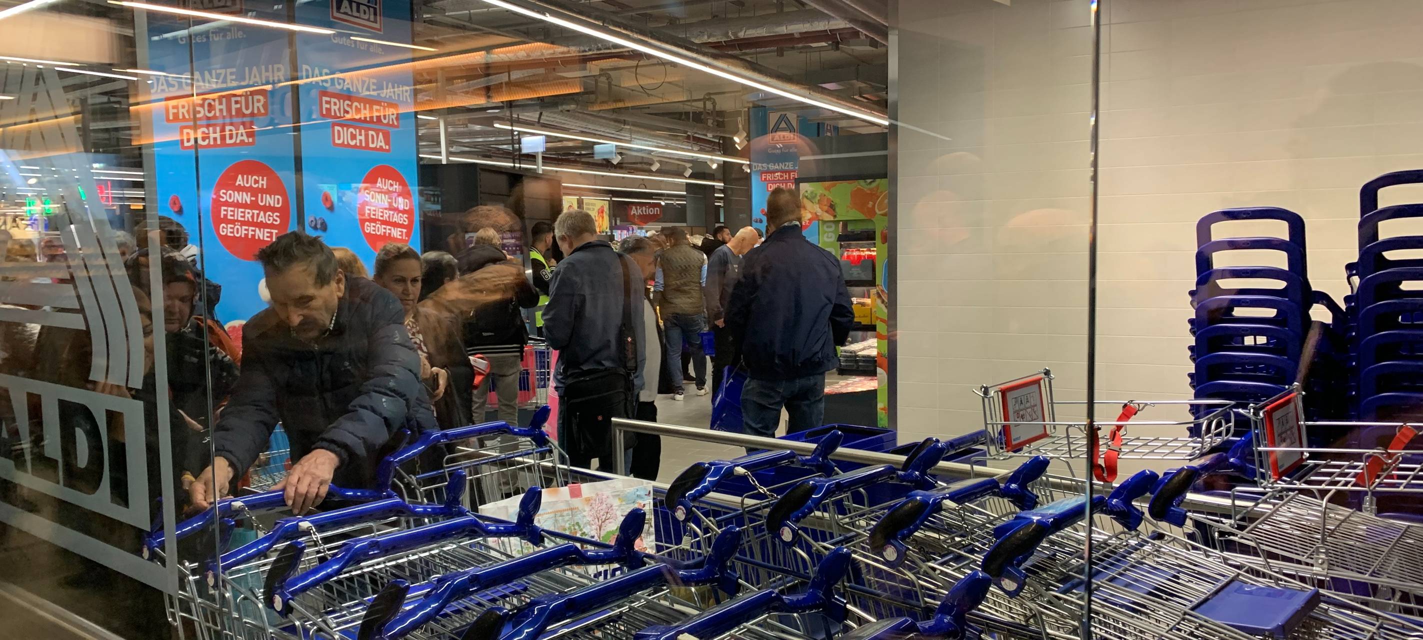 Im Königshof in Essen öffnen erste Geschäfte - großer Andrang