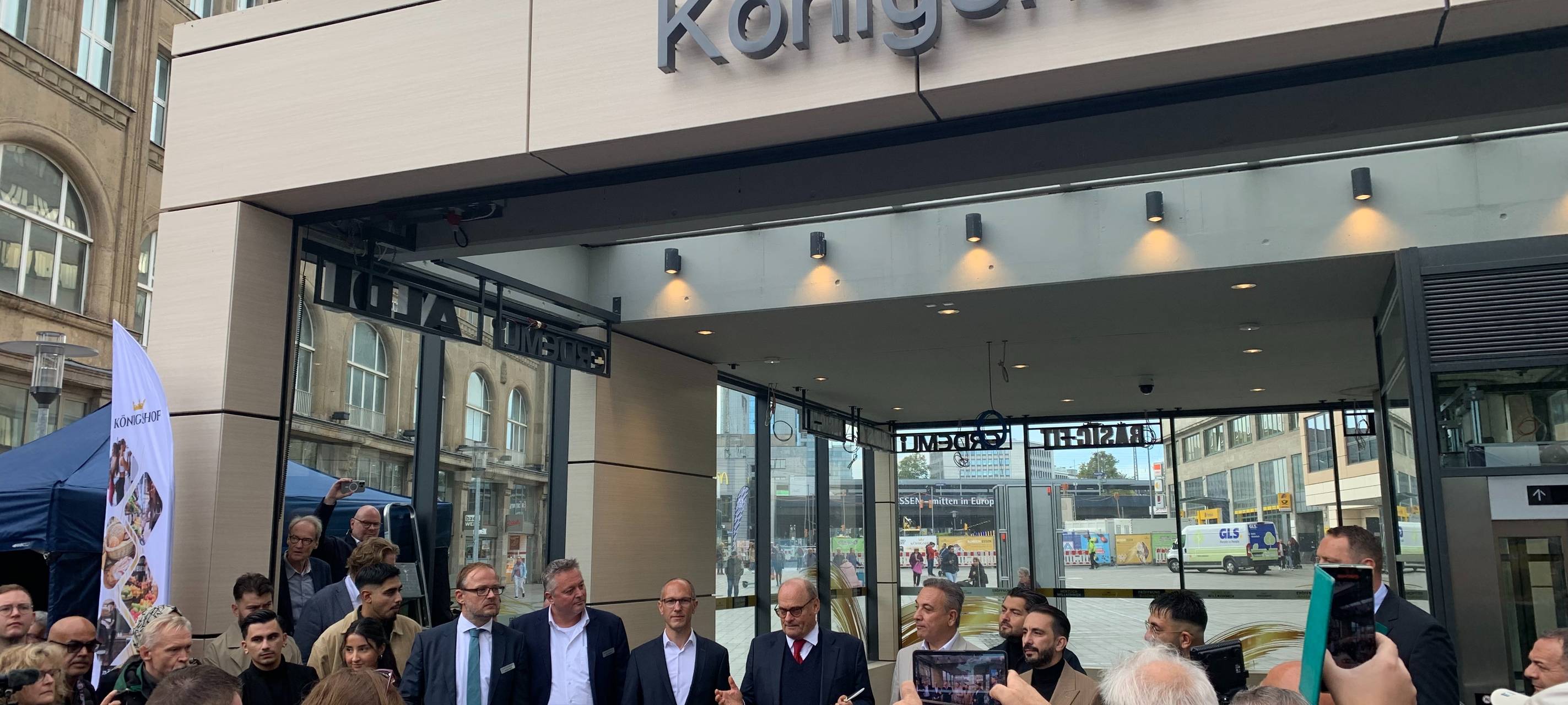 Im Königshof in Essen öffnen erste Geschäfte - großer Andrang