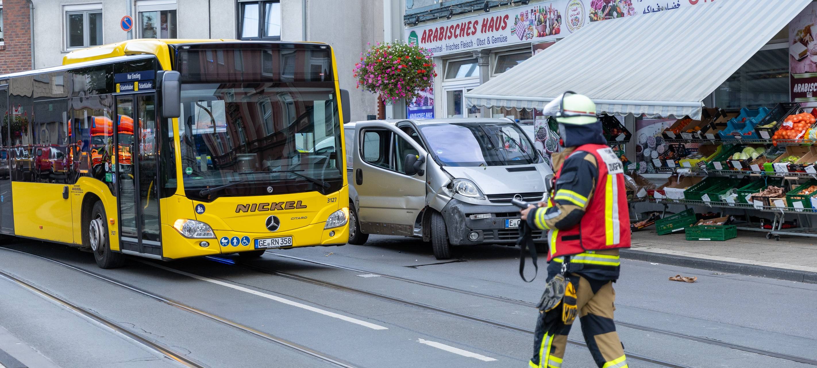Ein Mann fährt mit Lieferwagen in einen Laden in Essen