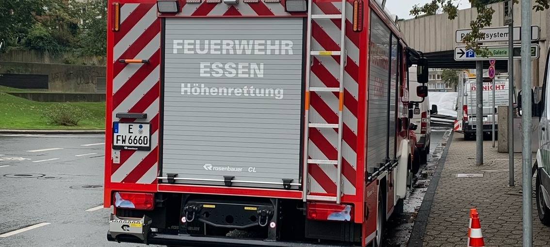 Übung der Höhenretter: Feuerwehr Essen seilt sich vom Rathaus ab