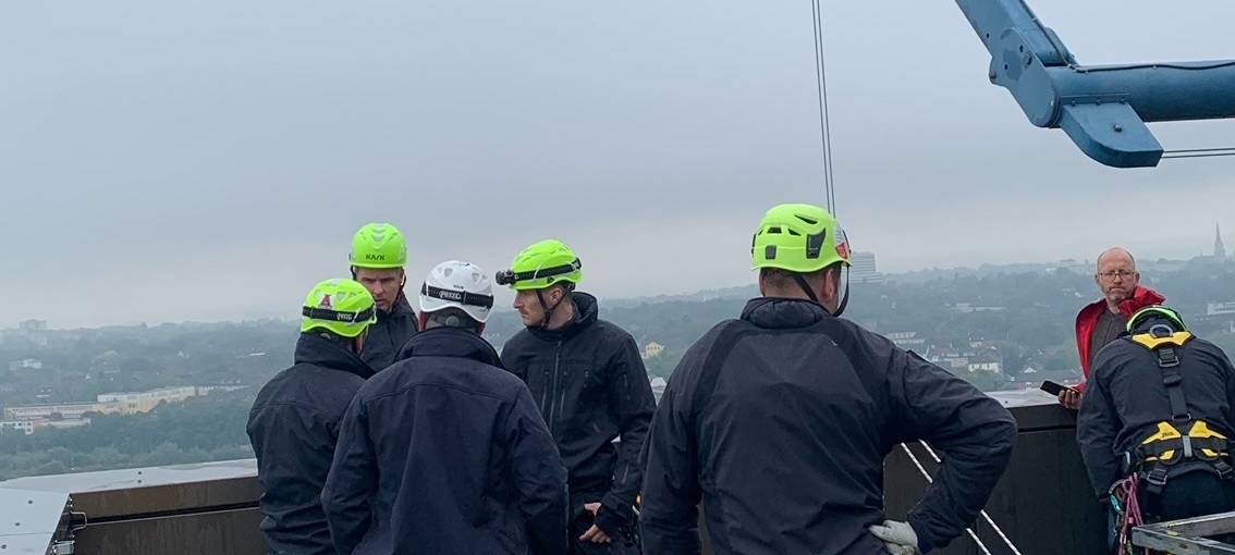 Übung der Höhenretter: Feuerwehr Essen seilt sich vom Rathaus ab