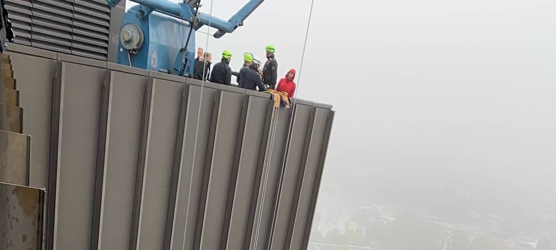 Übung der Höhenretter: Feuerwehr Essen seilt sich vom Rathaus ab