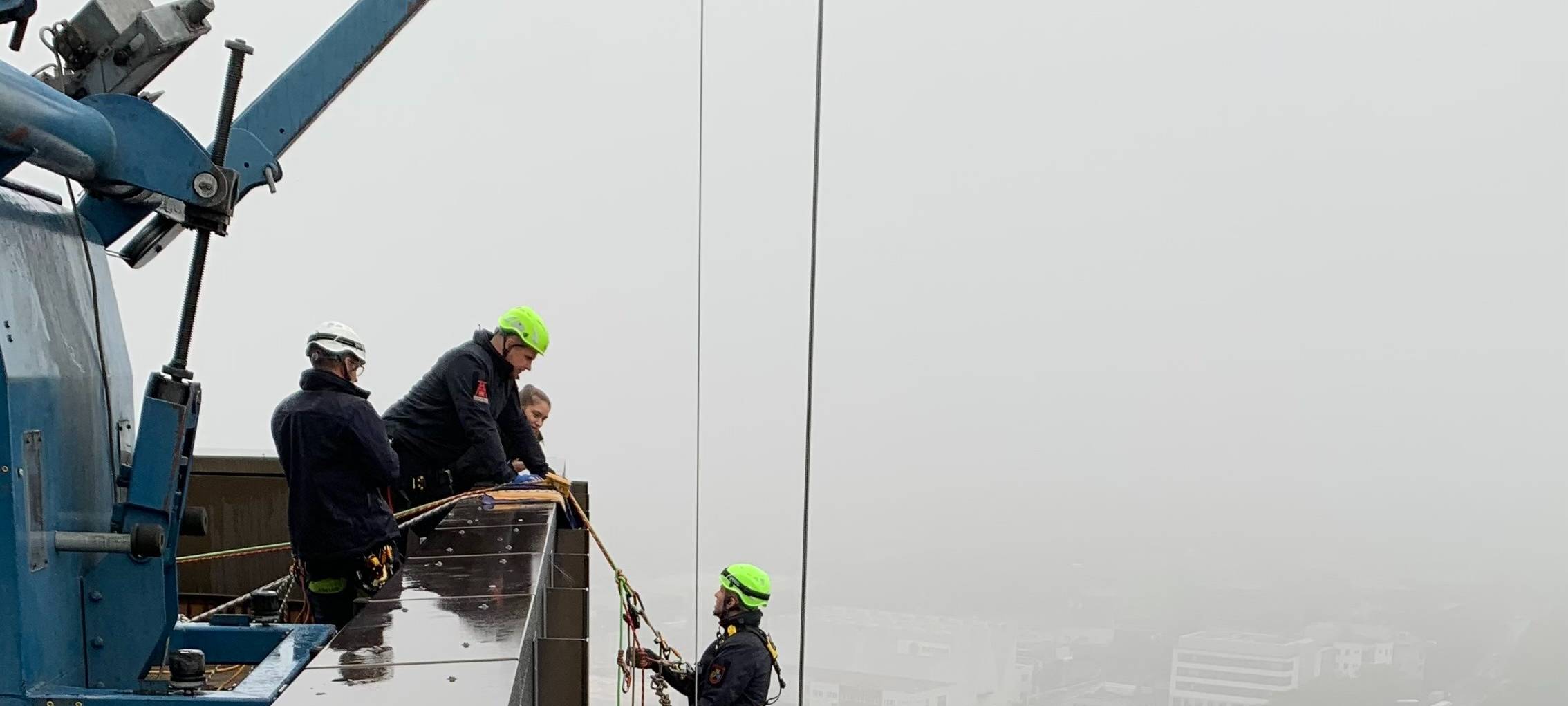 Übung der Höhenretter: Feuerwehr Essen seilt sich vom Rathaus ab