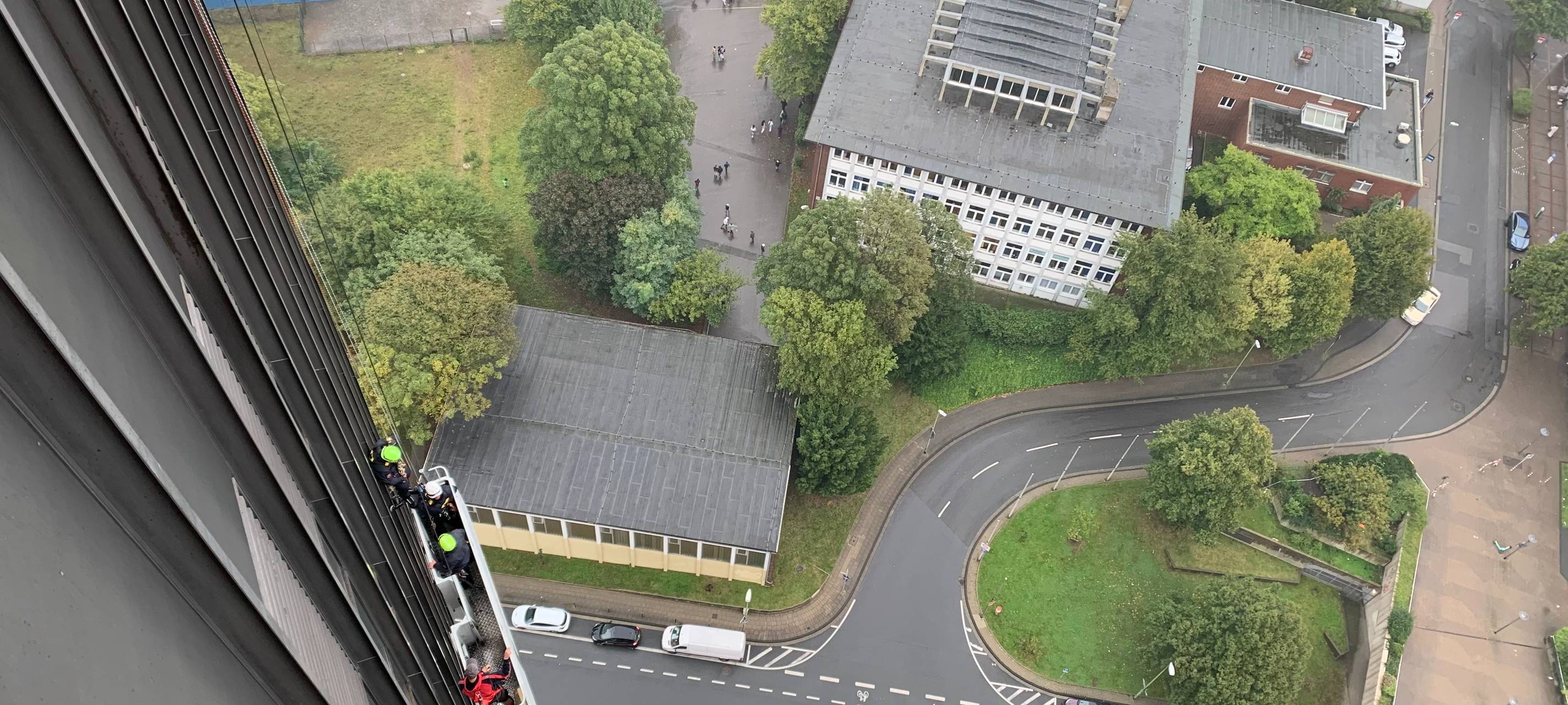 Übung der Höhenretter: Feuerwehr Essen seilt sich vom Rathaus ab