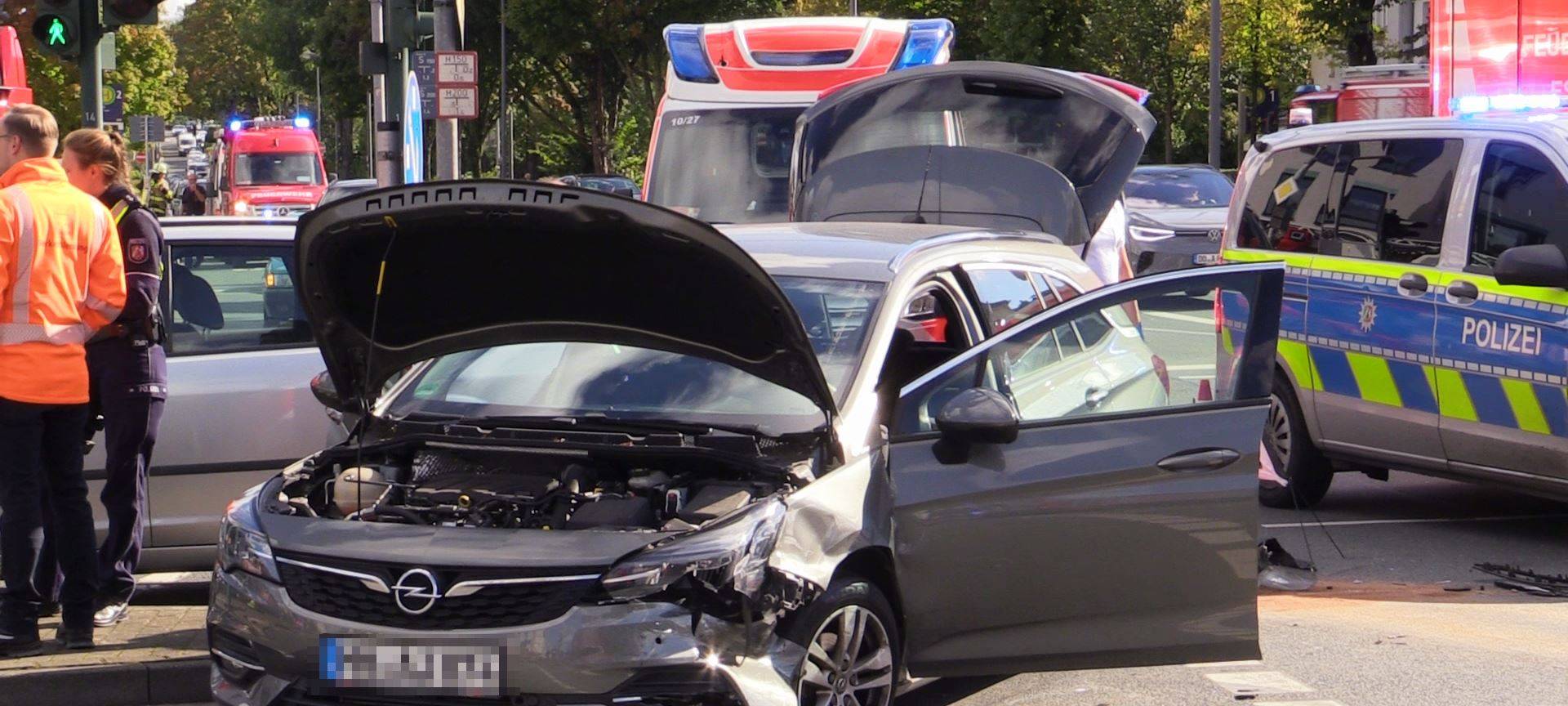 Schwerer Unfall in Essen - Autos krachen frontal zusammen