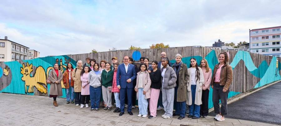 Schüler in Essen gestalten Bauzaun schöner