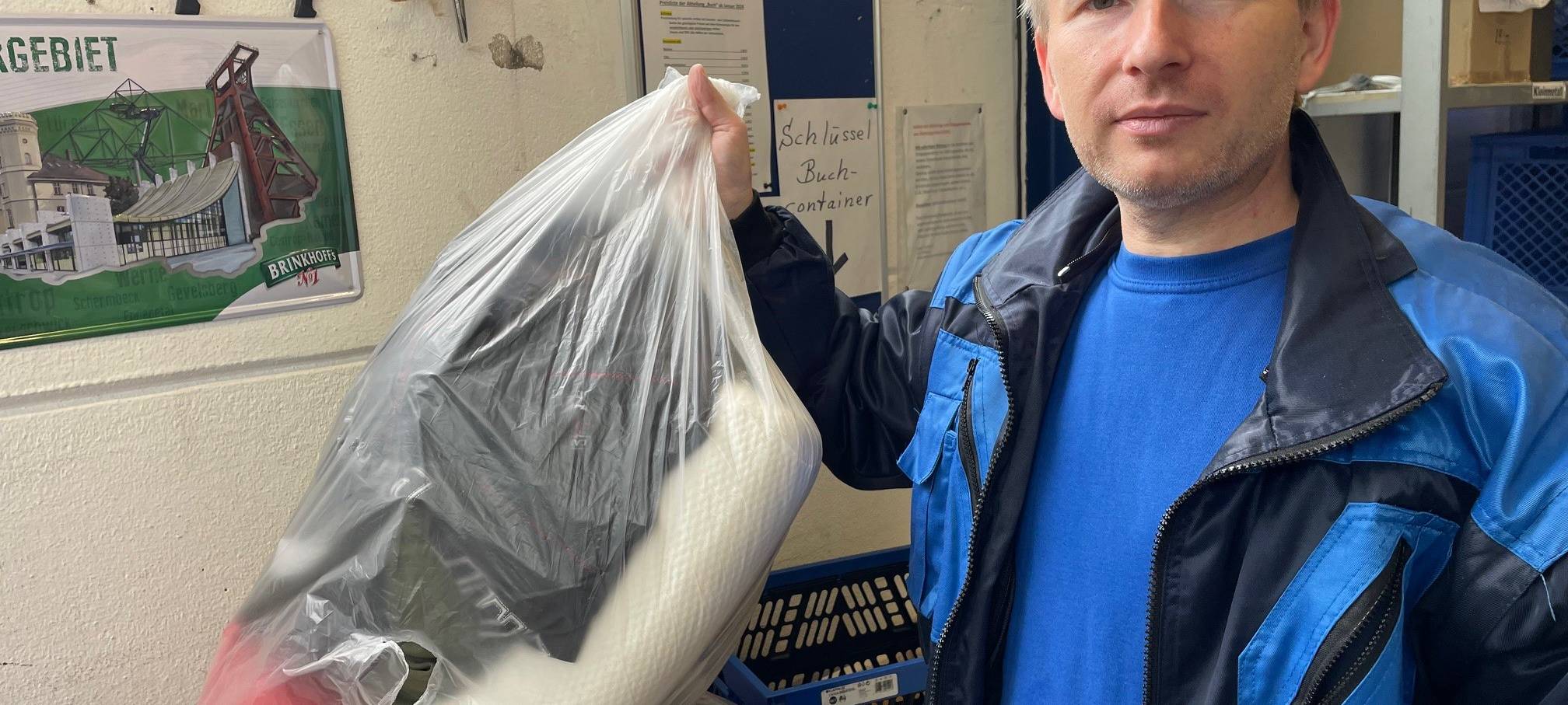 Neue Altkleider-Entsorgung in Essen läuft gut - Radio Essen war dabei