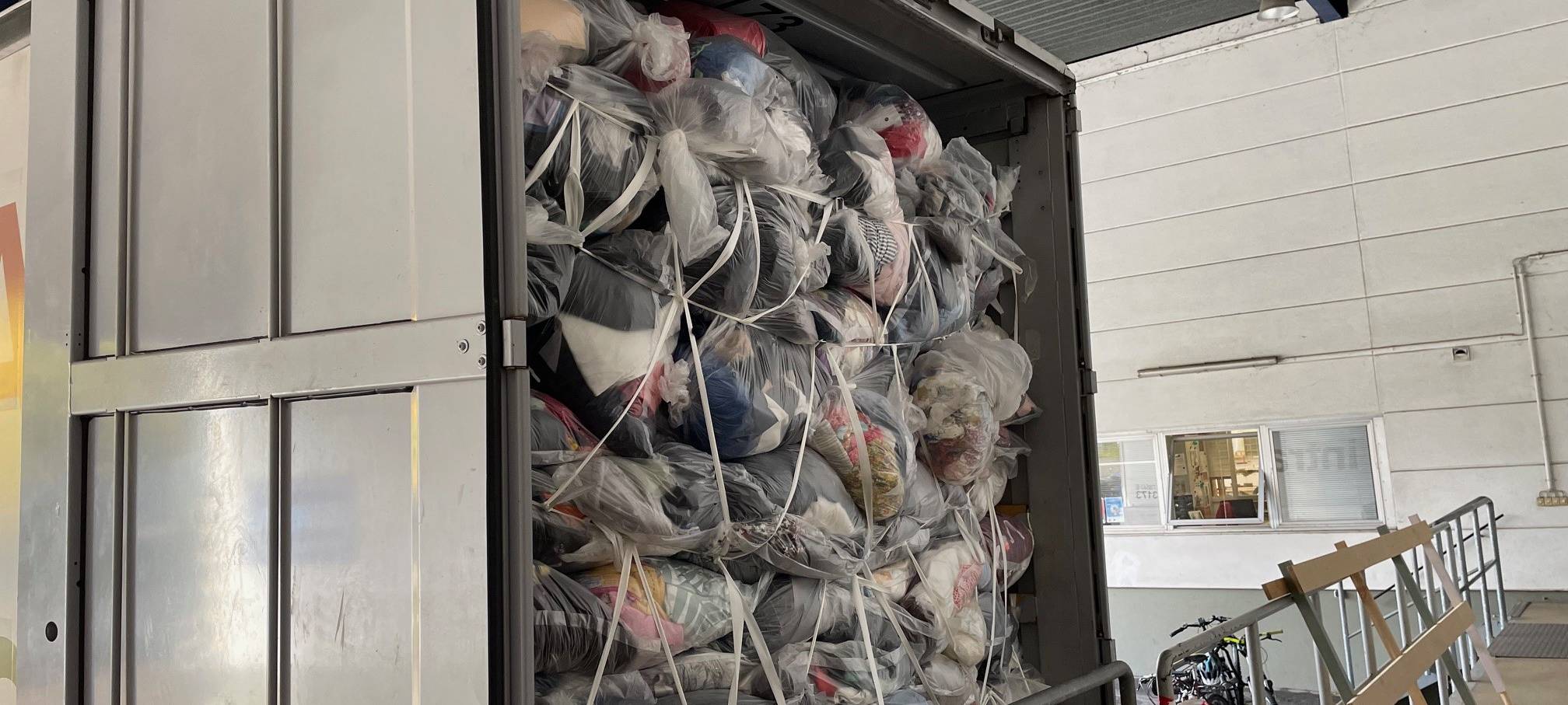 Neue Altkleider-Entsorgung in Essen läuft gut - Radio Essen war dabei