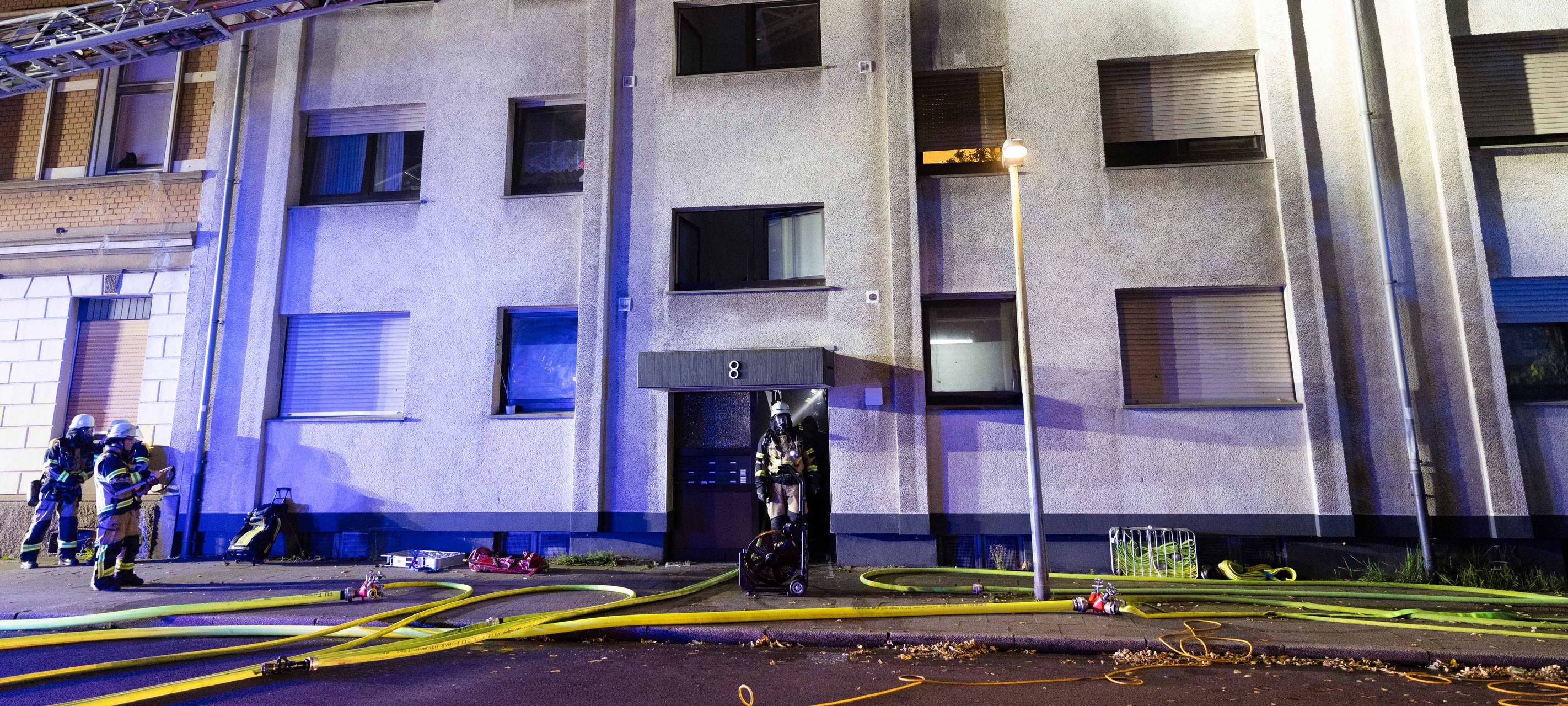 Feuerwehr Essen muss Kellerbrand löschen - und lobt die Bewohner