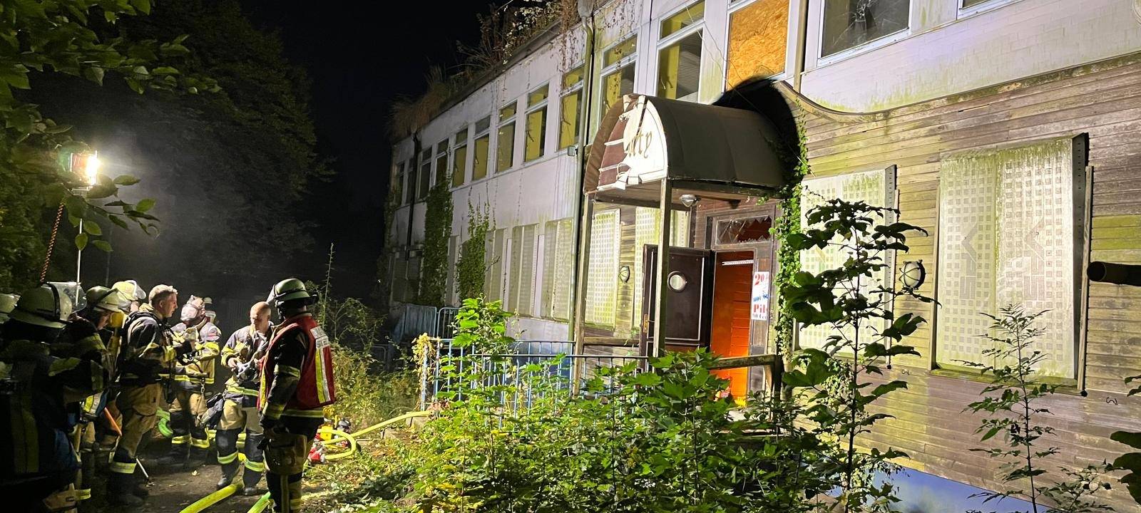 Feuerwehr Essen rettet Jugendliche aus brennendem Schwimmbad