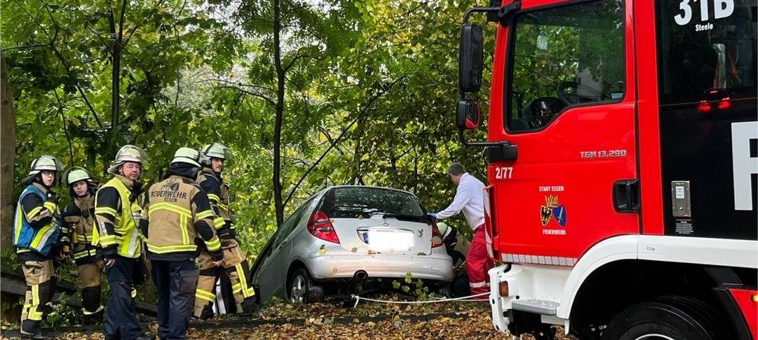 Auto in Essen droht Abhang runterzurutschen