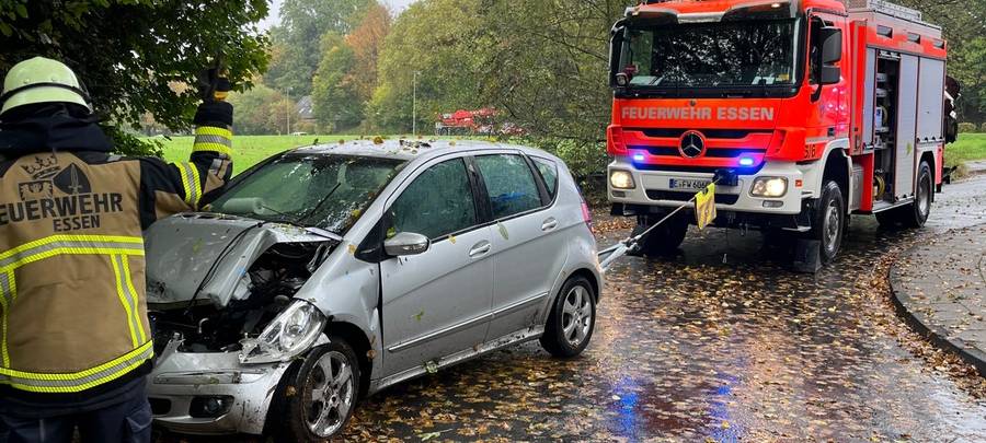 Auto in Essen droht Abhang runterzurutschen