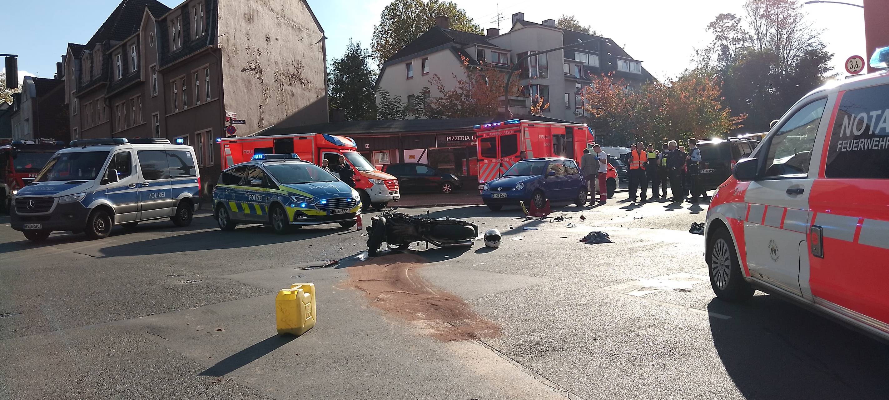 Motorradfahrer in Essen flüchtet vor Polizeikontrolle und baut Unfall