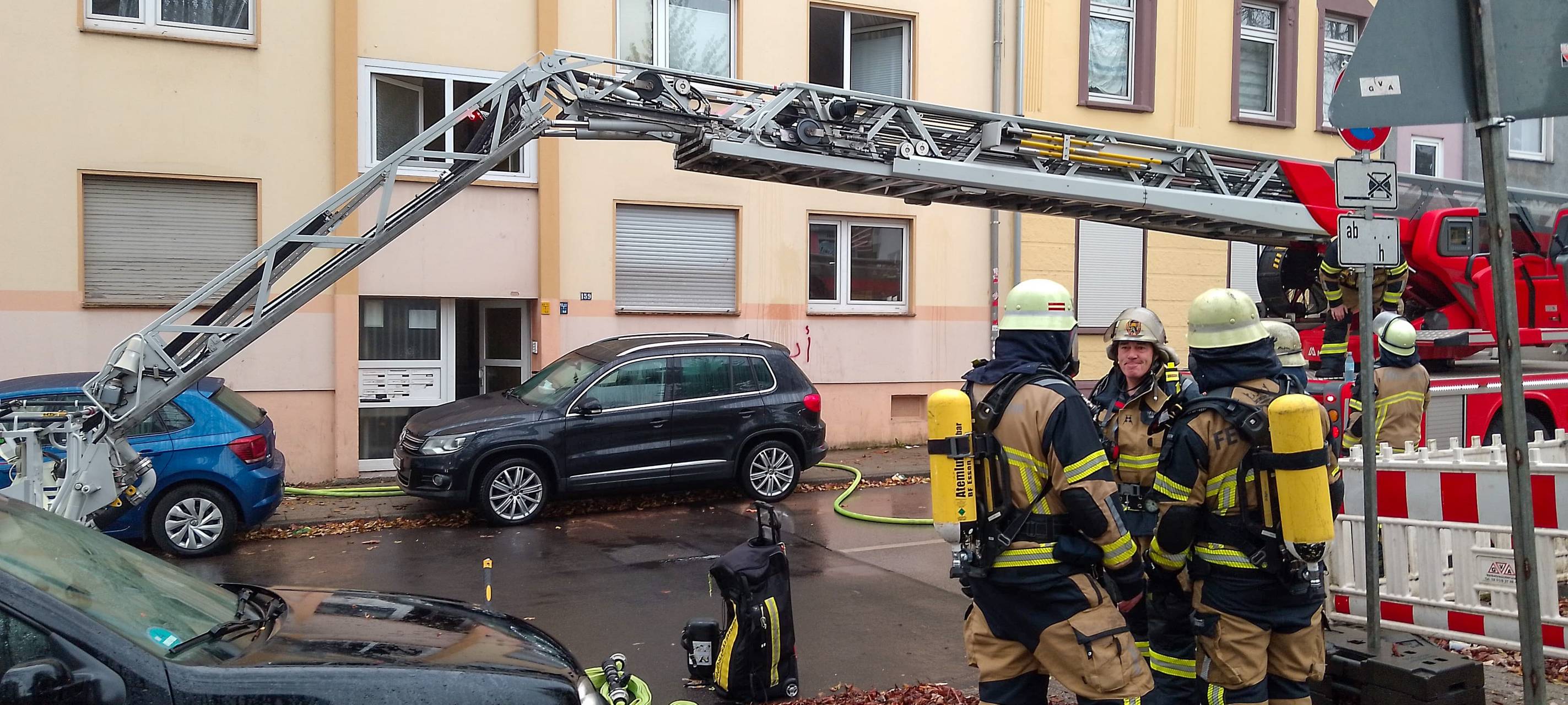 Feuerwehr Essen rückt zu Brand in Mehrfamilienhaus aus
