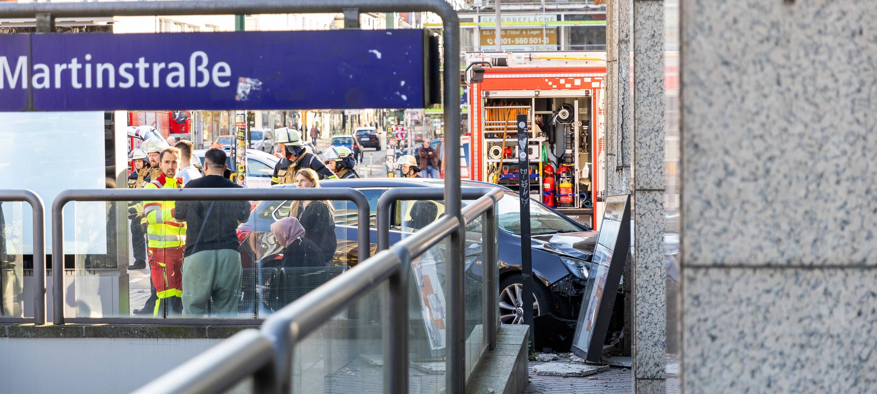 Unfall in Essen – Auto fährt gegen Hauswand von Sparkasse