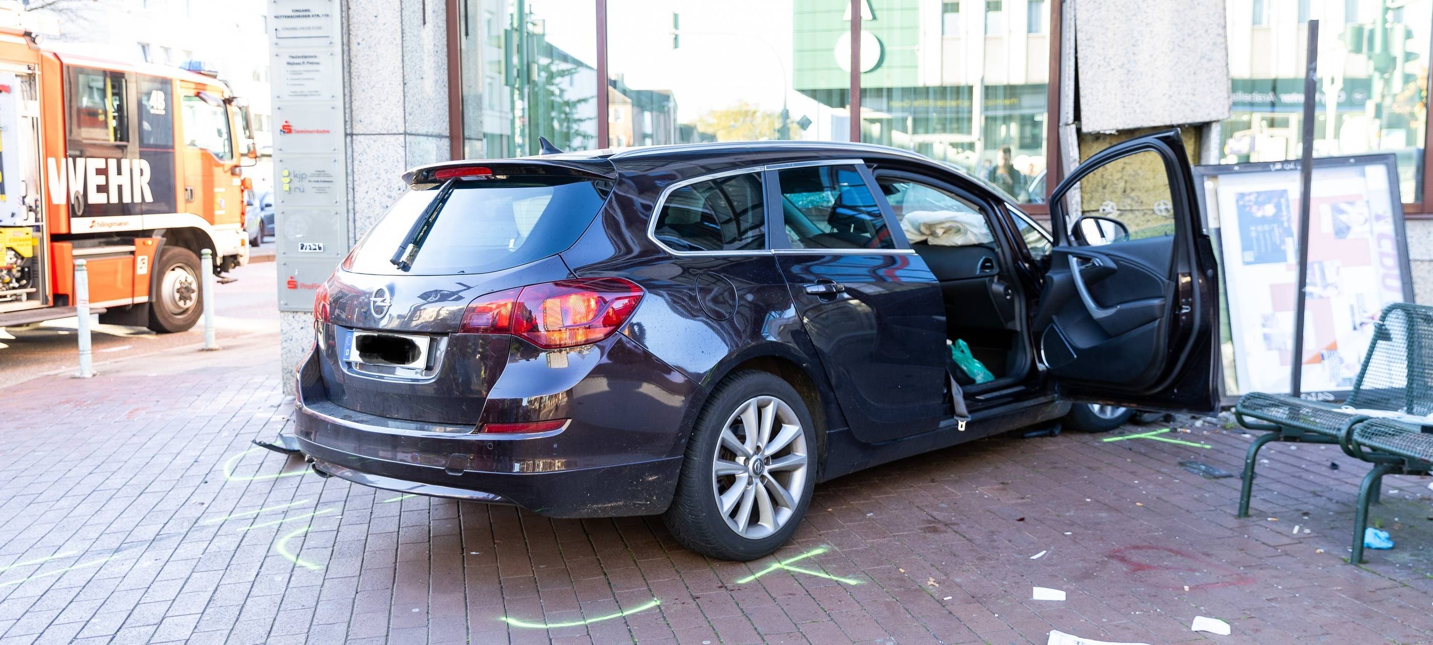 Unfall in Essen – Auto fährt gegen Hauswand von Sparkasse