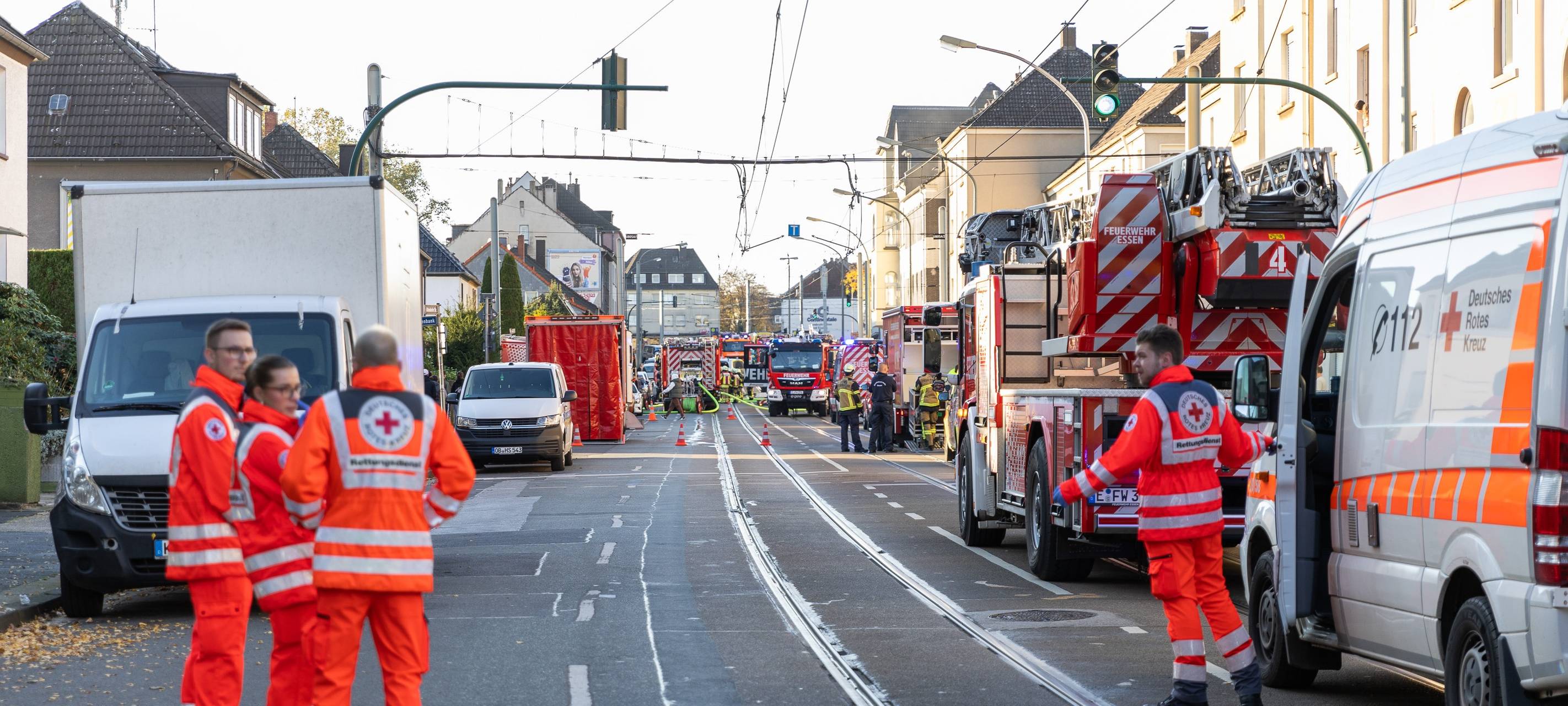 Wohnungsbrand in Essen – Feuerwehr rettet Menschen aus Gebäude