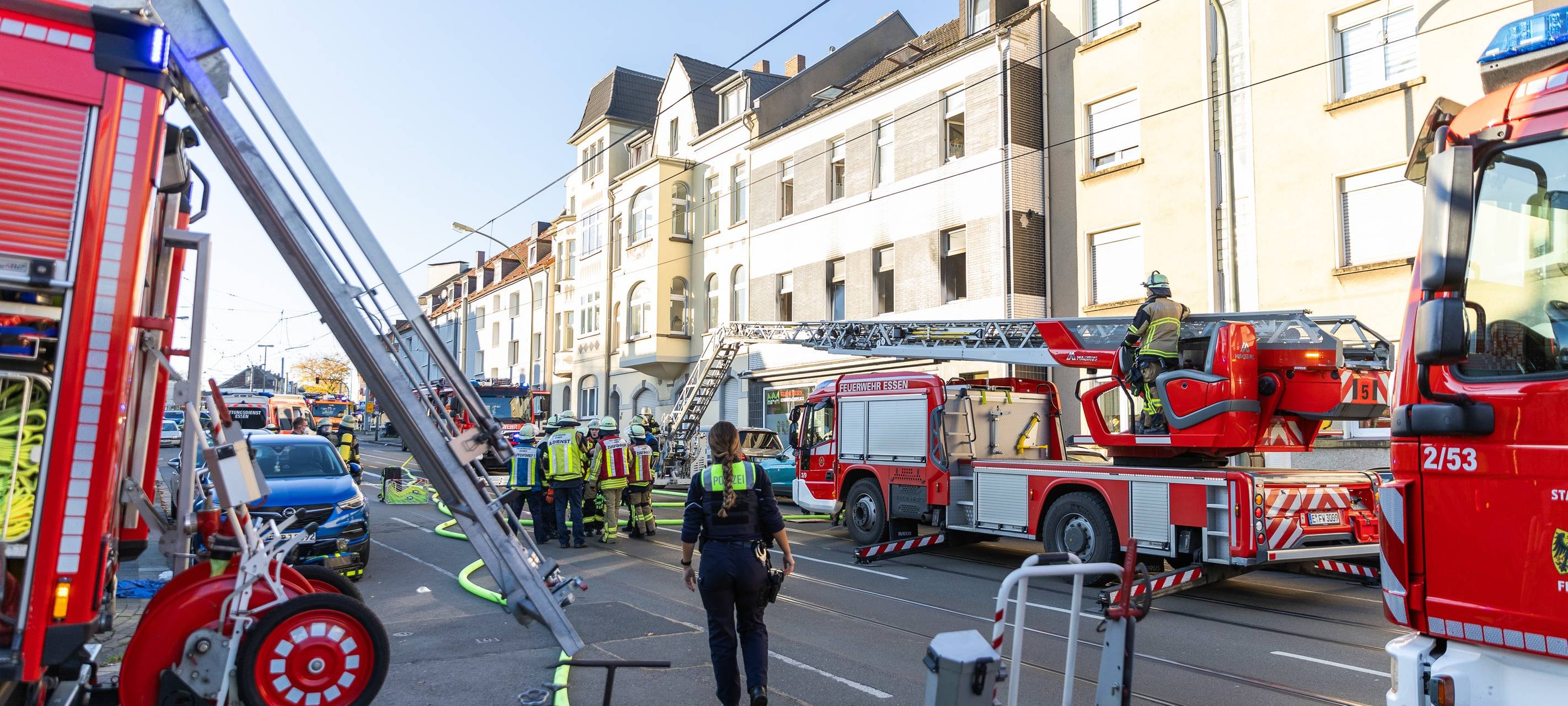Wohnungsbrand in Essen – Feuerwehr rettet Menschen aus Gebäude