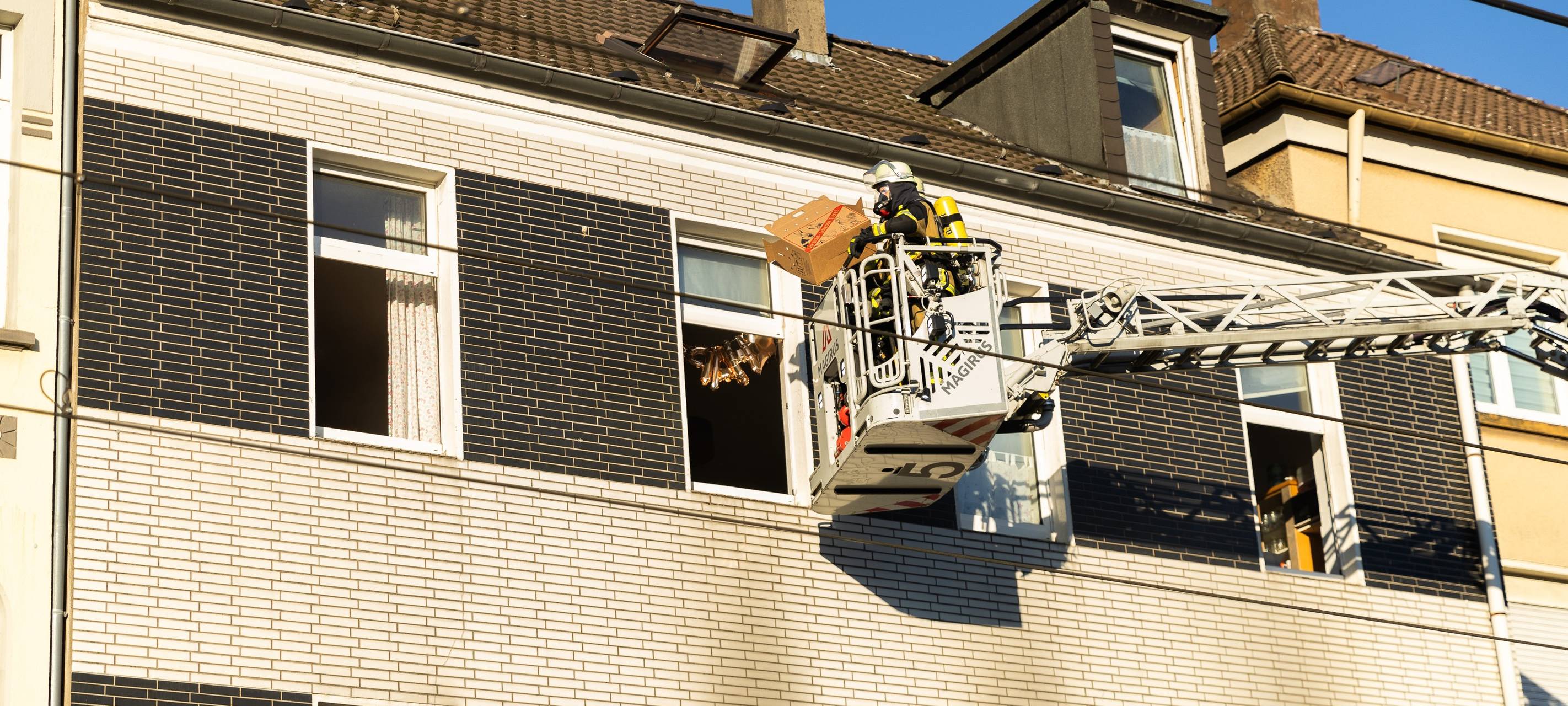 Wohnungsbrand in Essen – Feuerwehr rettet Menschen aus Gebäude