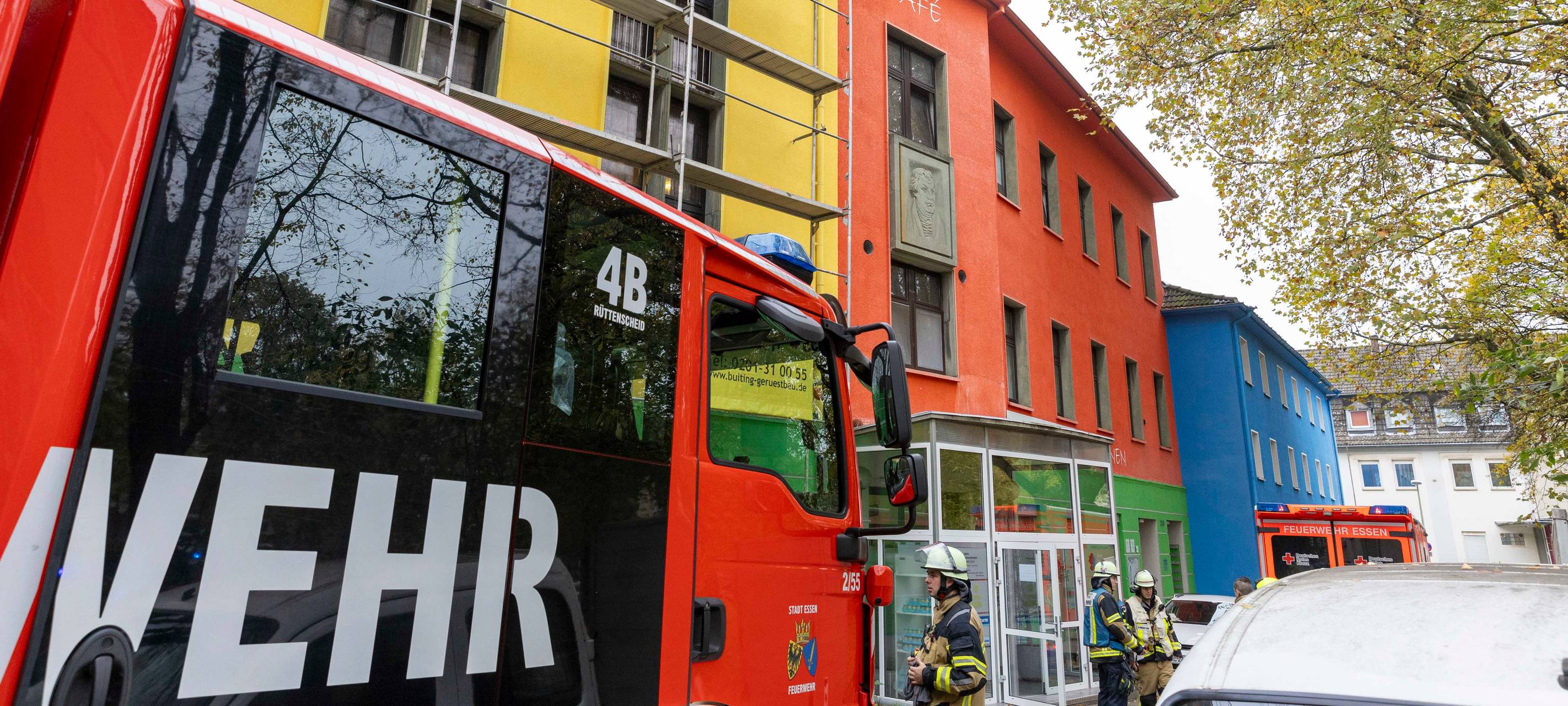 Mann stürzt in Essen durch ein Dach - Höhenretter im Einsatz